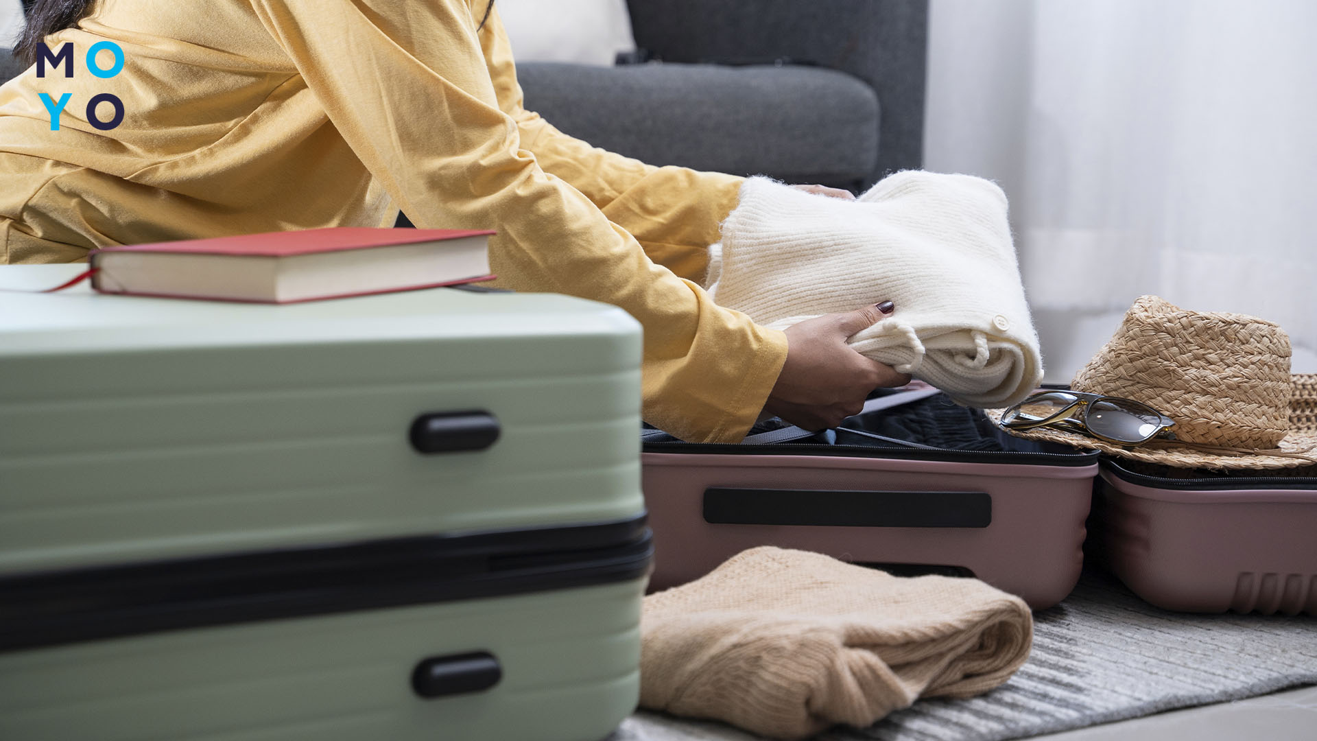 Девушка укладывает вещи в чемодан