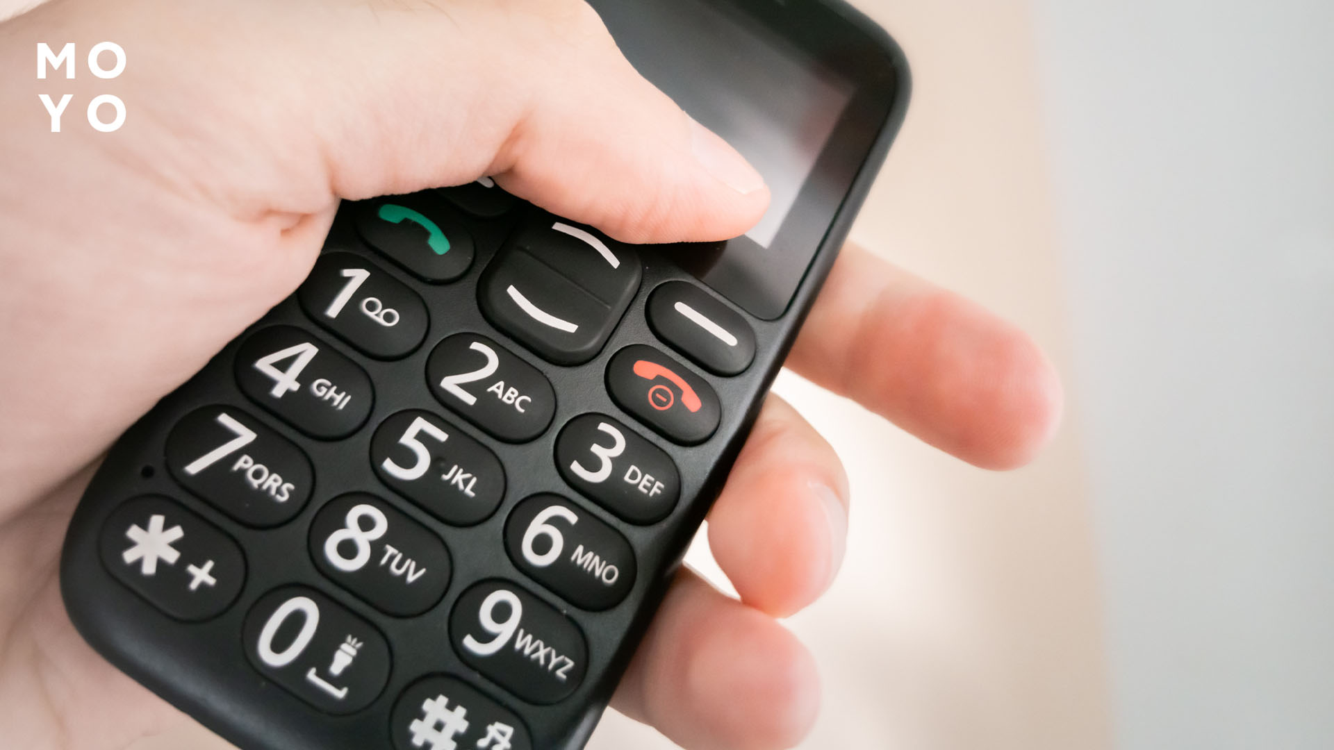 кнопковий телефон у руці