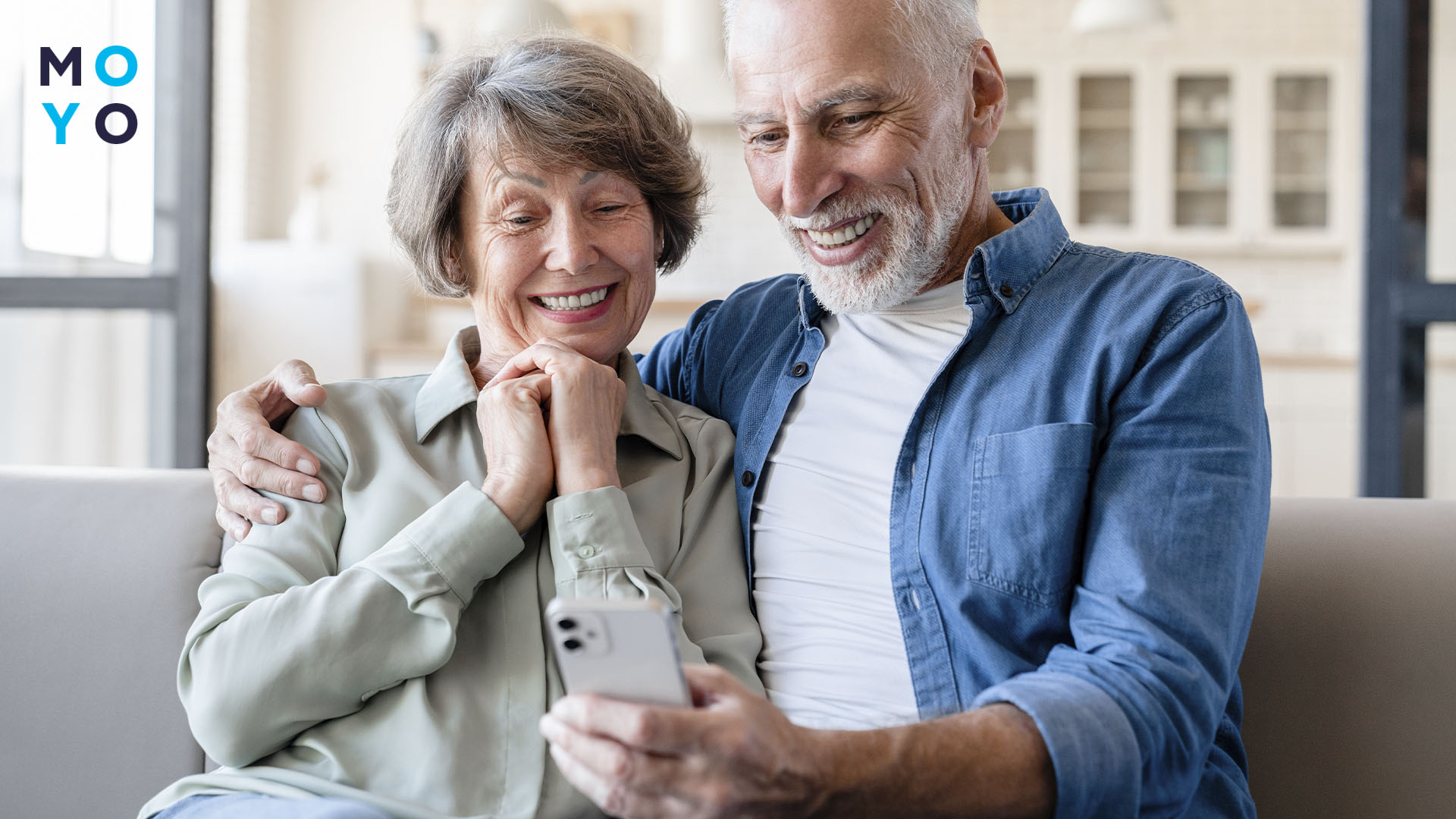 смартфон і літня пара