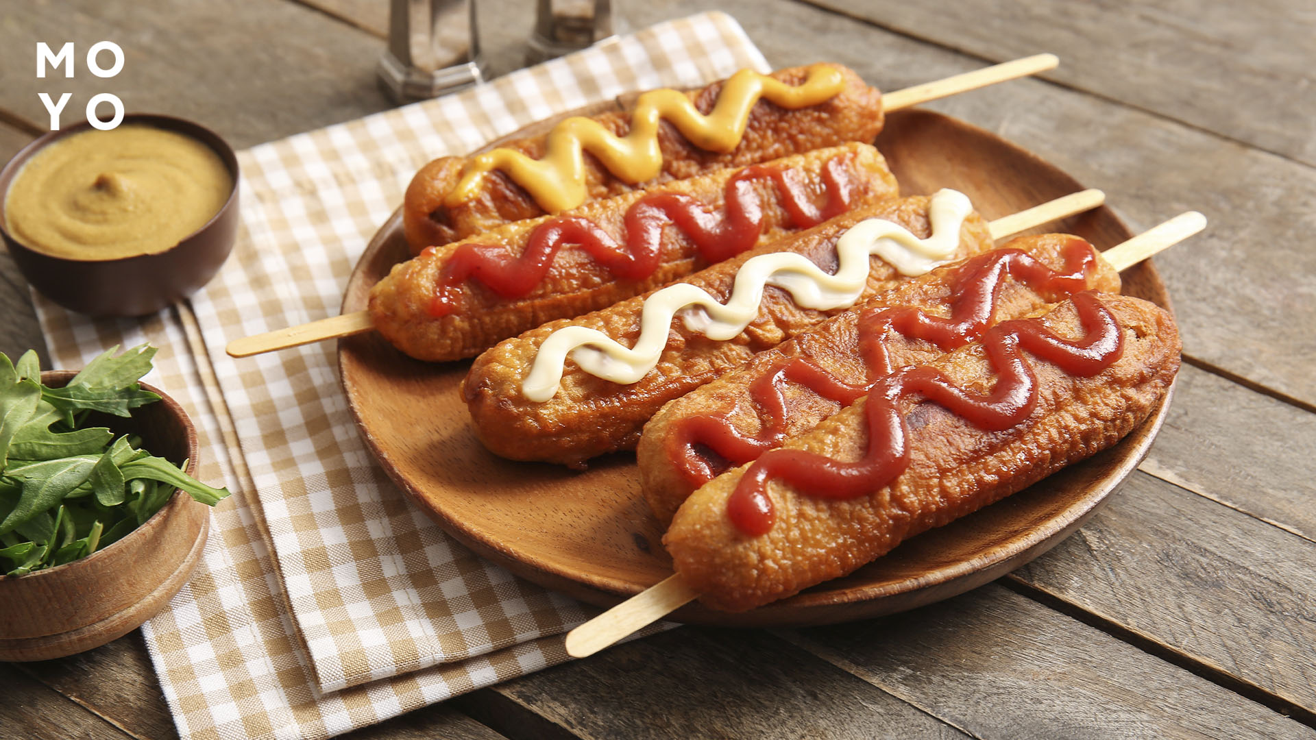 Классические корн-доги в соусах