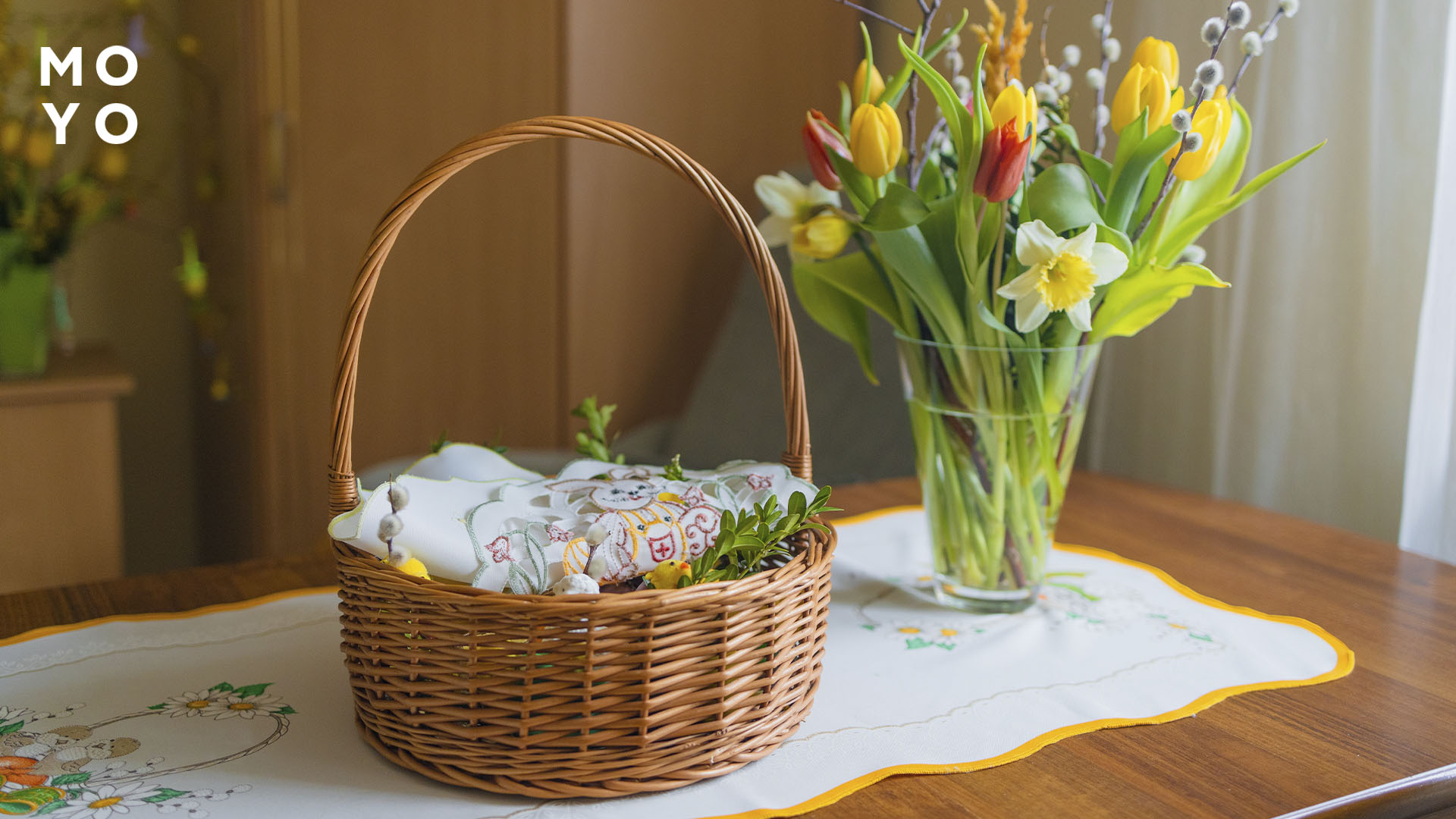 кошик на Великдень із декором і частуваннями