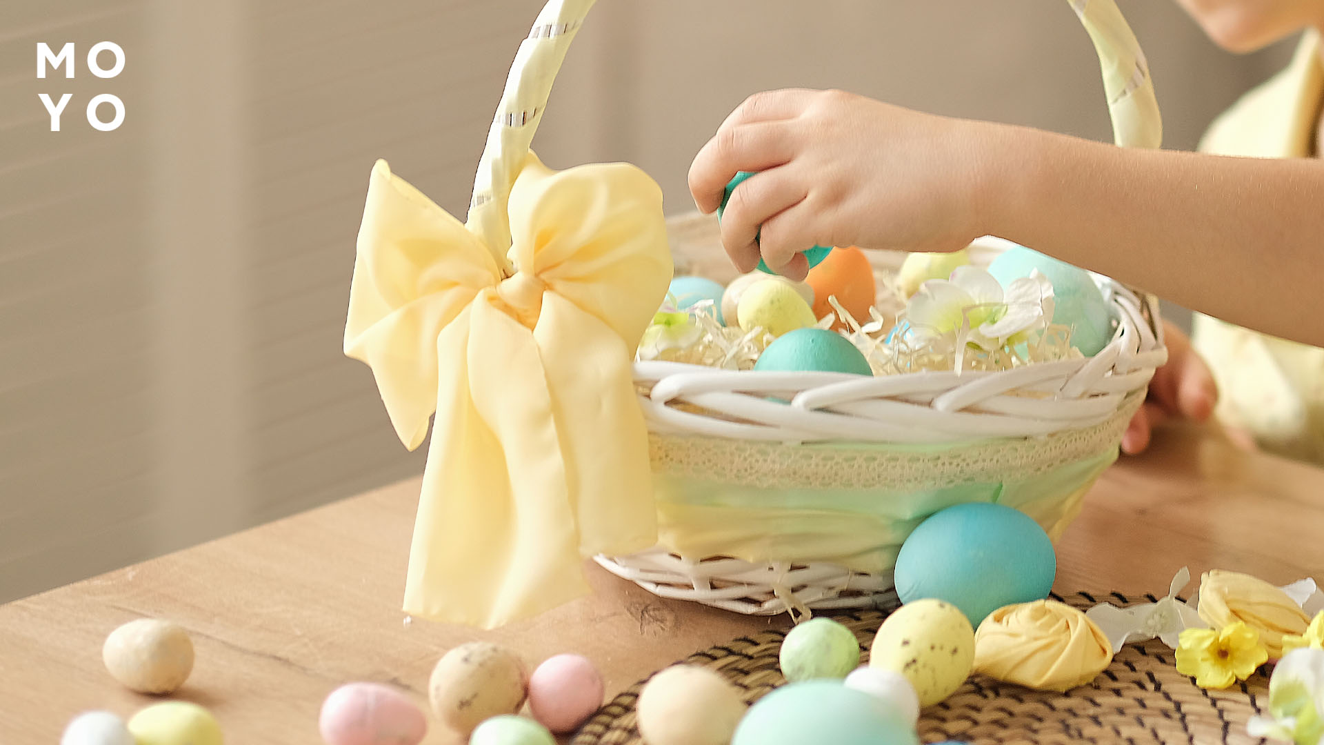 пишний бант на великодньому кошику