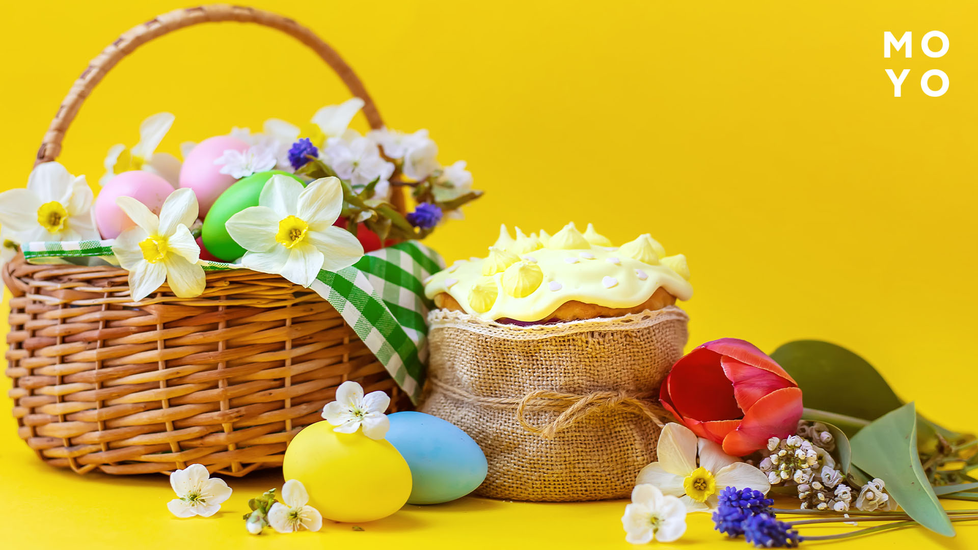 прикрасити Великодній кошик квітами