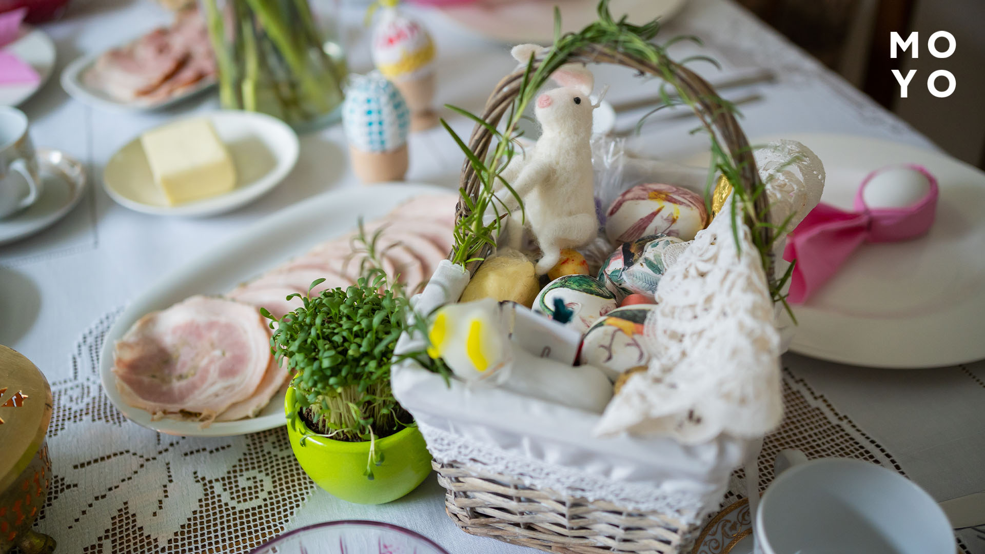 Великодні прикраси на святковому столі