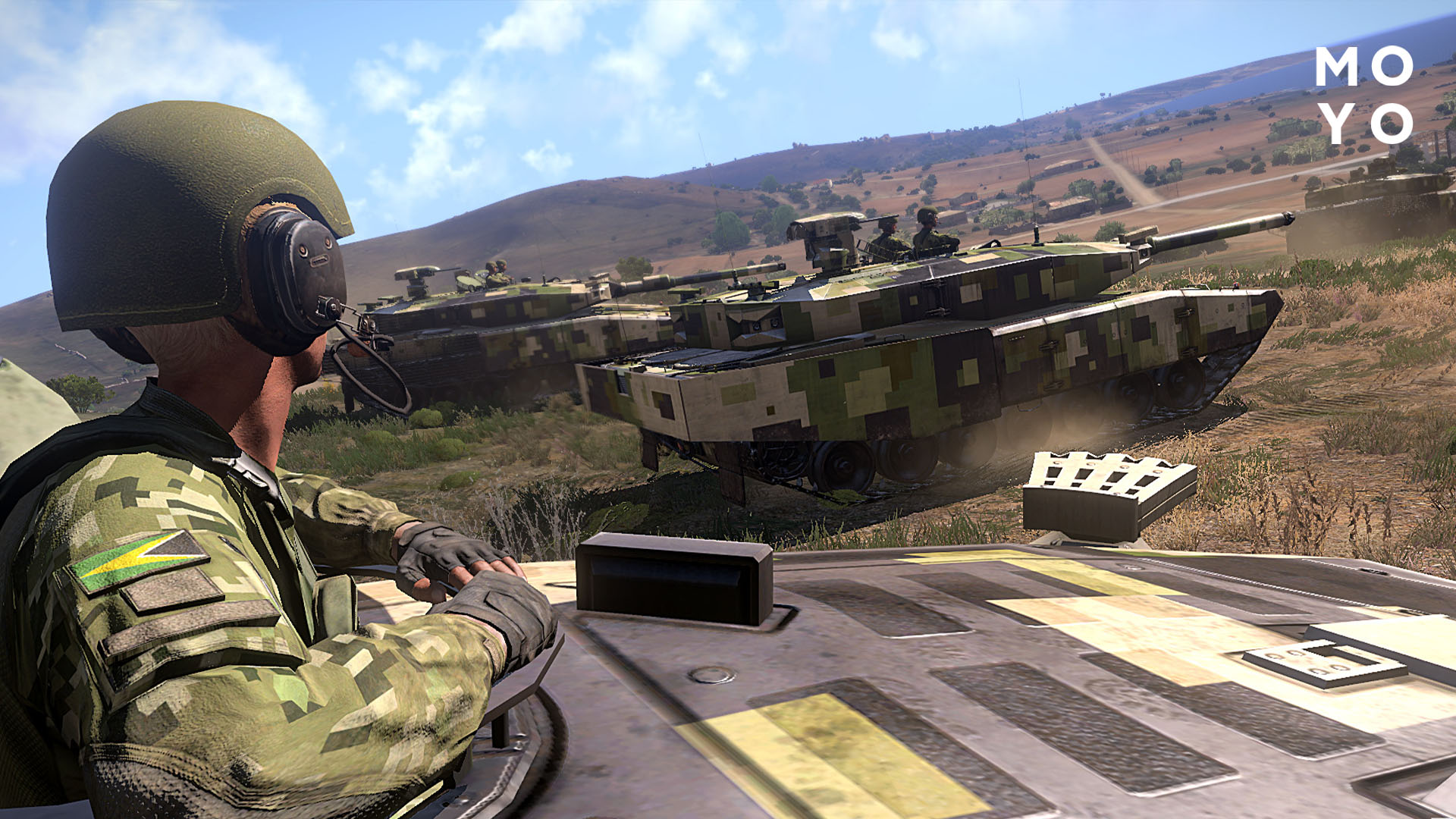 солдат їде по полю на танку