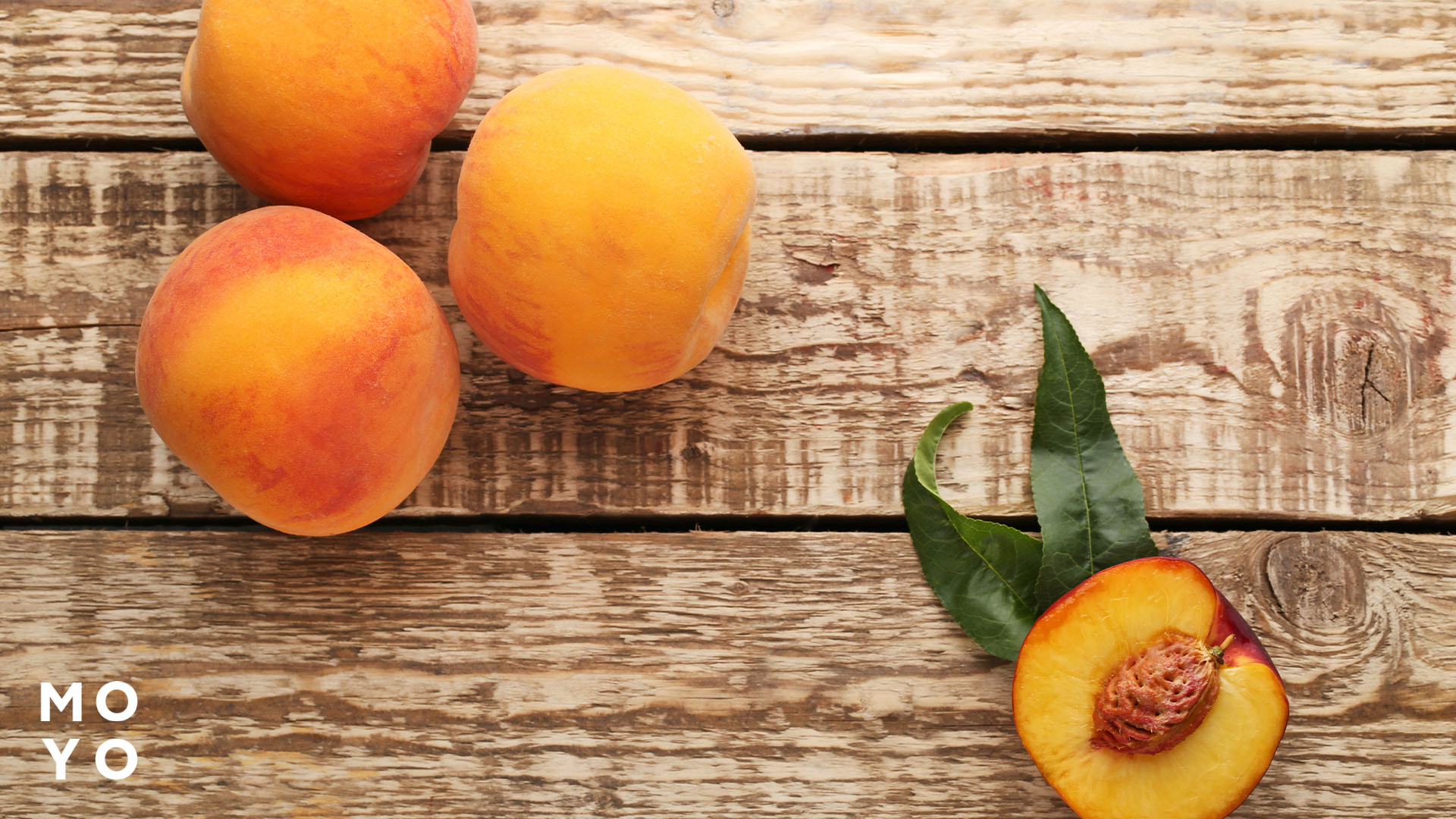 персики на столе