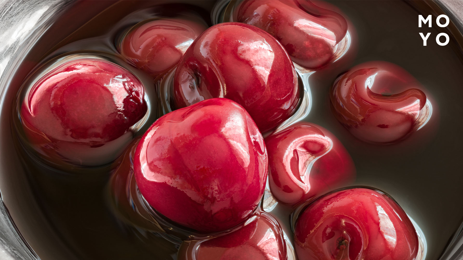 проваренная вишня в кастрюле