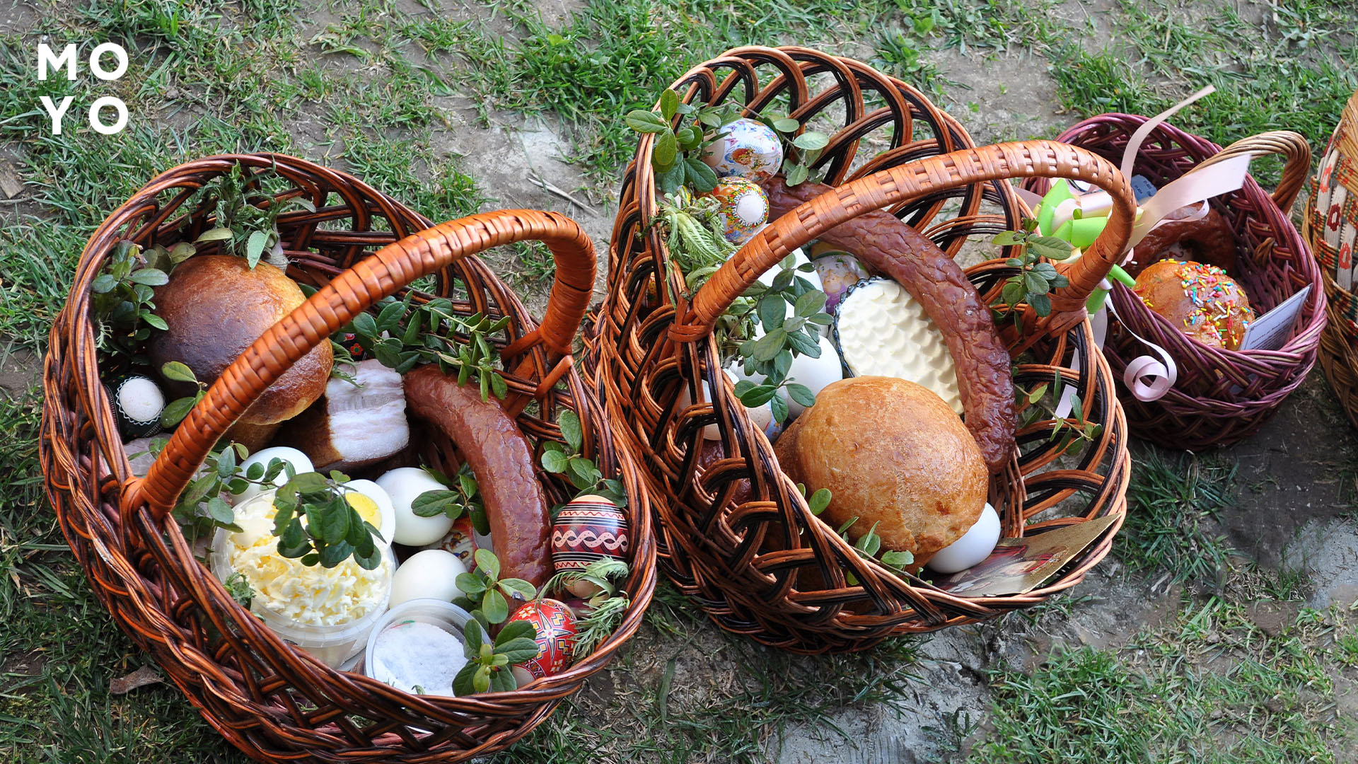 продукти в кошиках для освячення