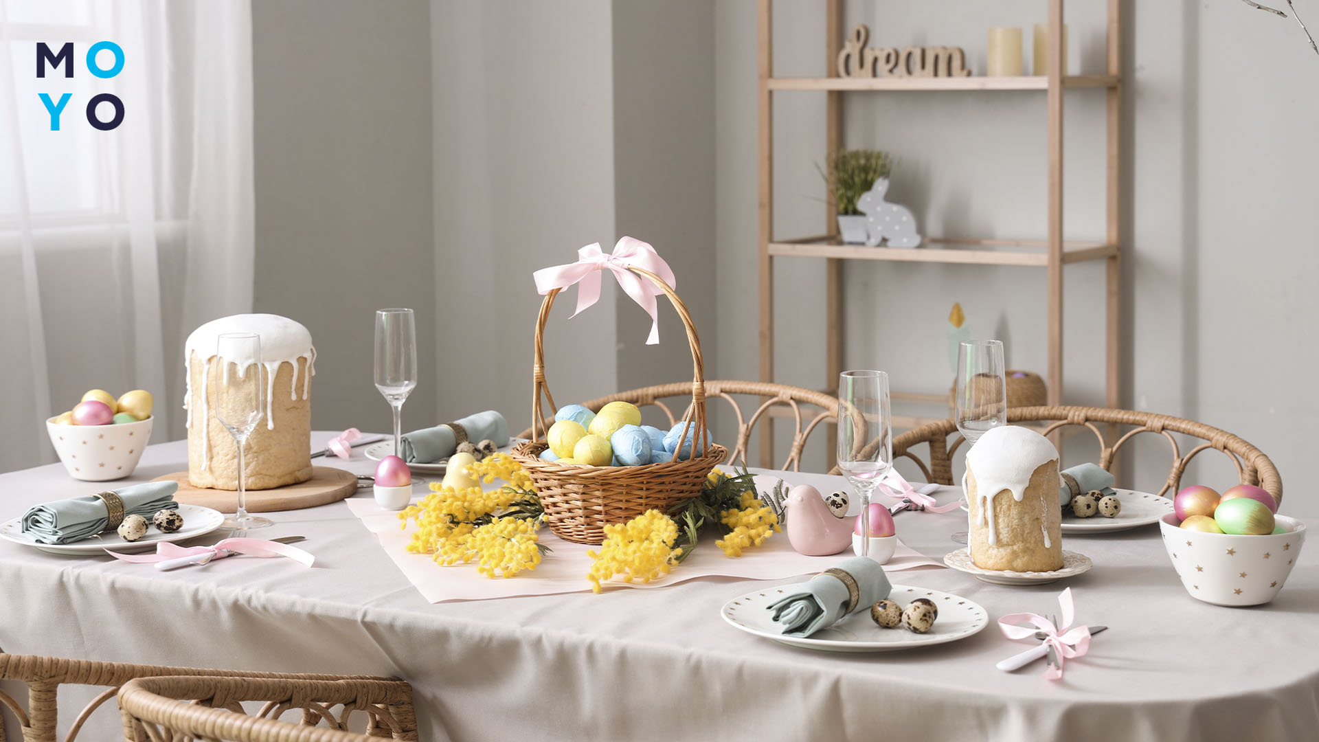 паски та фарбовані яйця на столі