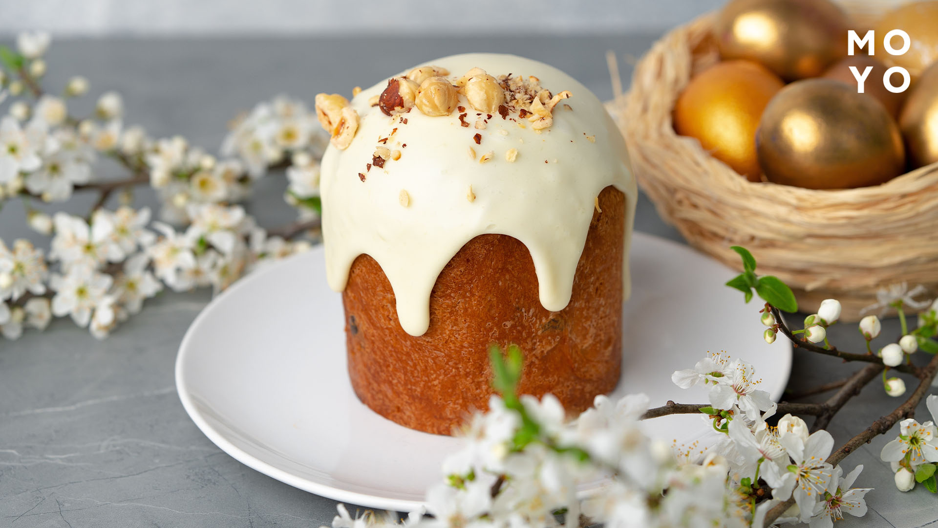 кулич с глазурью и орехами