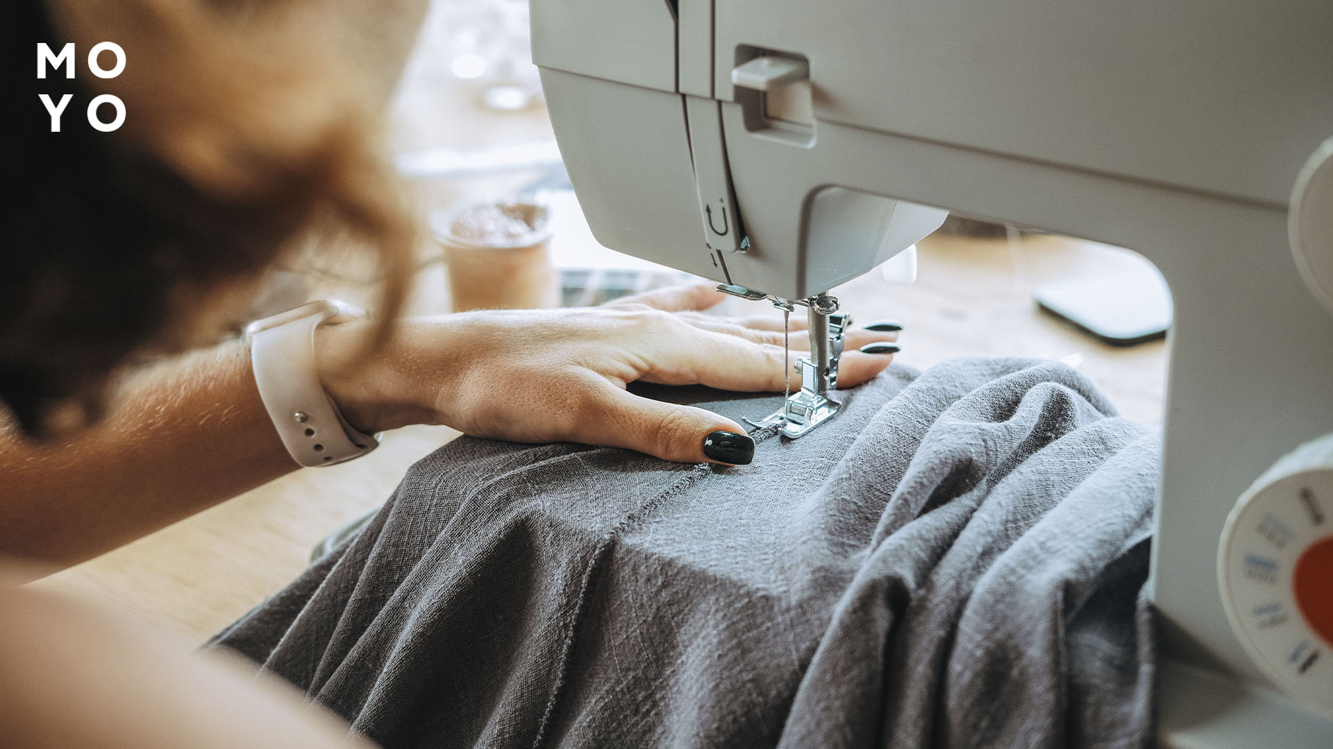 дівчина за шиттям