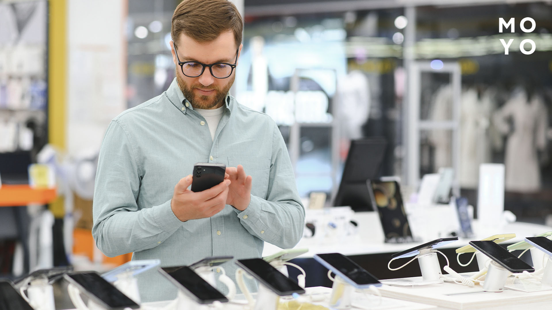 тестирование смартфона в магазине