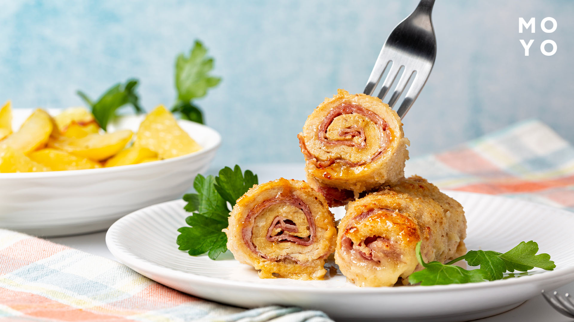 курячі рулетики з сиром і шинкою