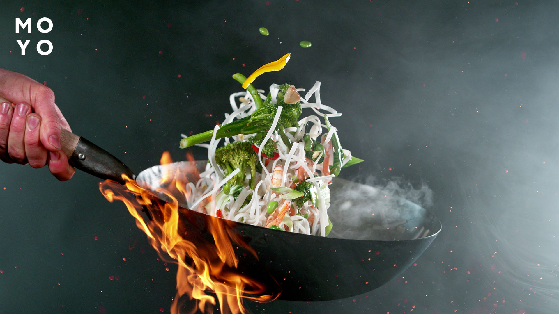 готувати на великому вогні в сковорідці WOK