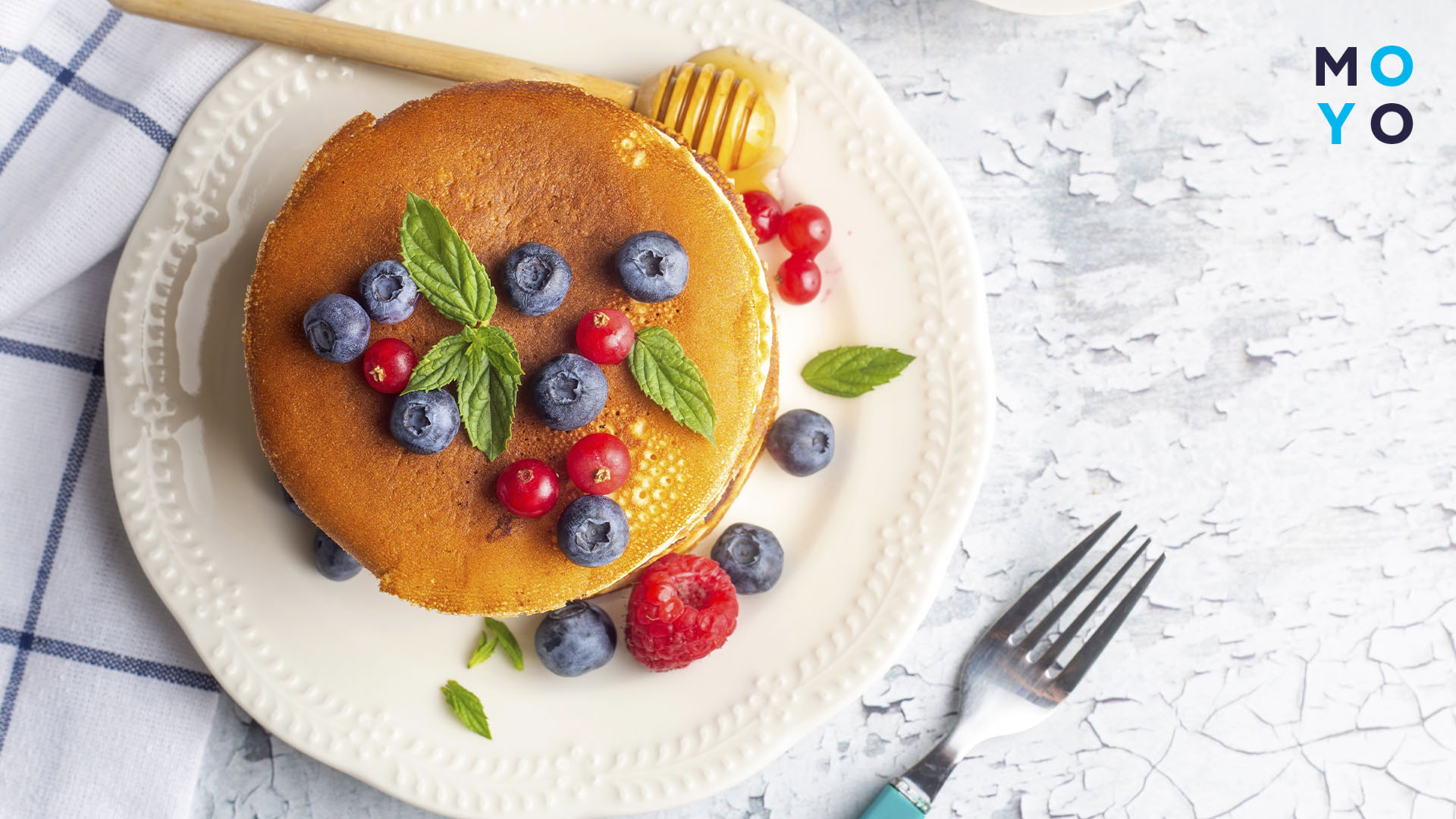 Панкейки зі свіжими ягодами