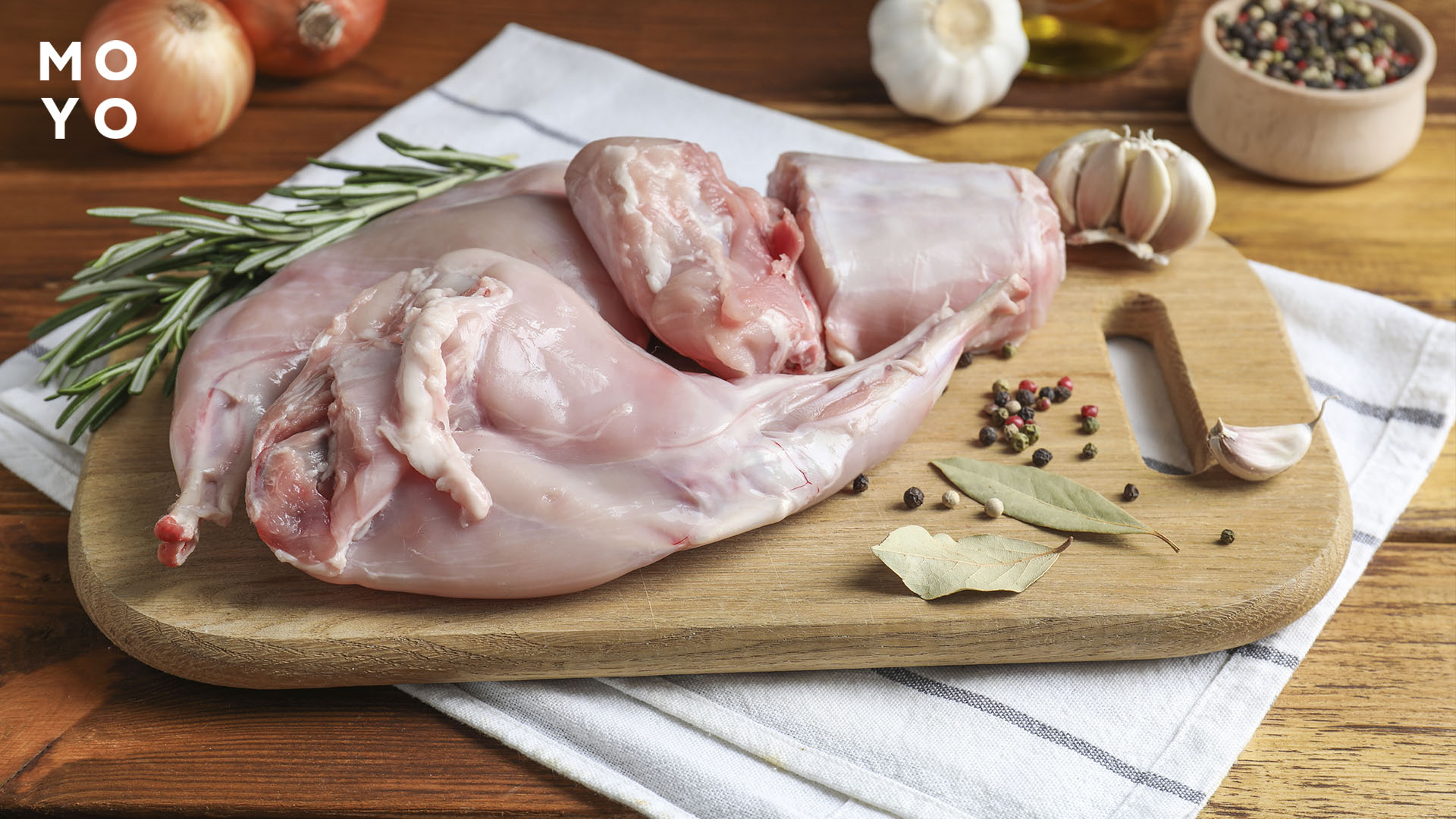 Мясо кролика на разделочной доске