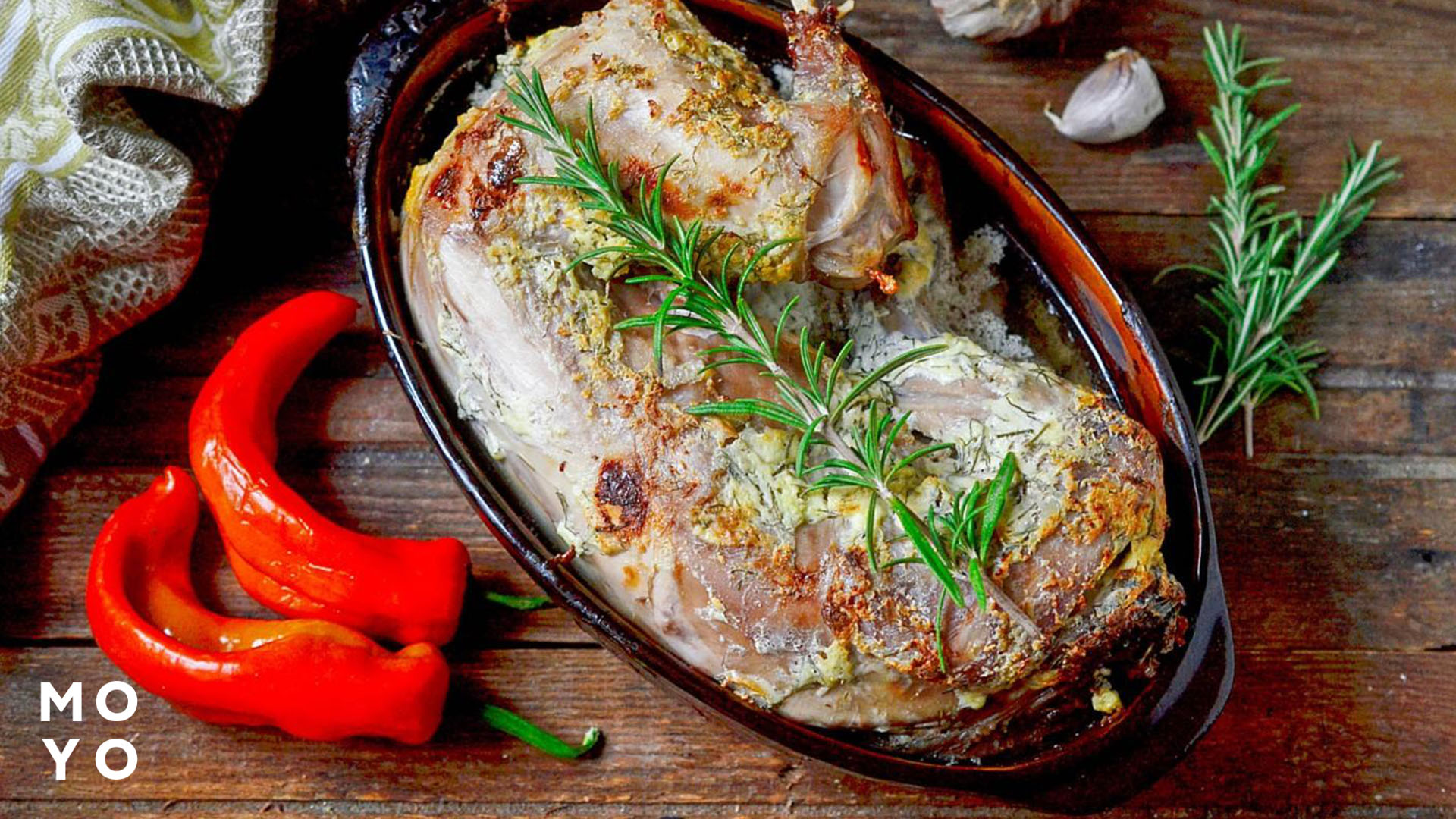 Целый кролик в форме для запекания