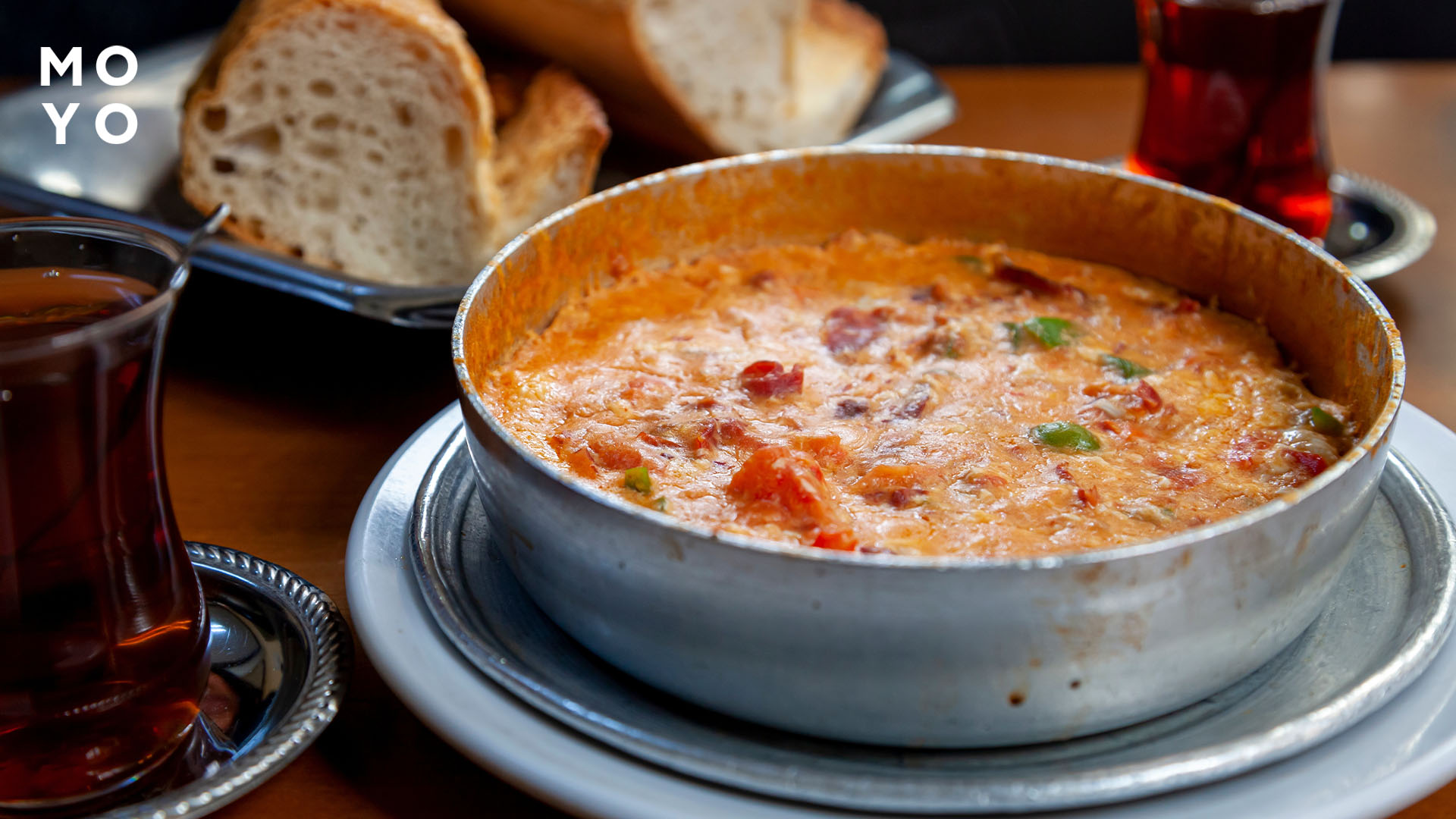 їжа в алюмінієвій сковороді