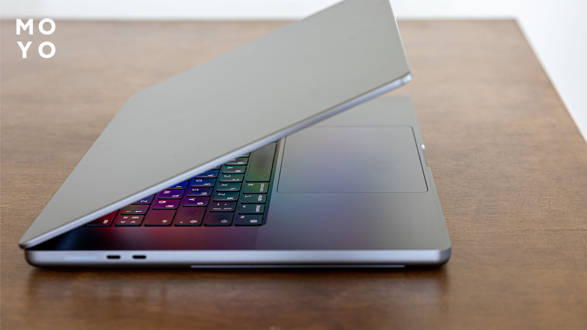 ноутбук на столі