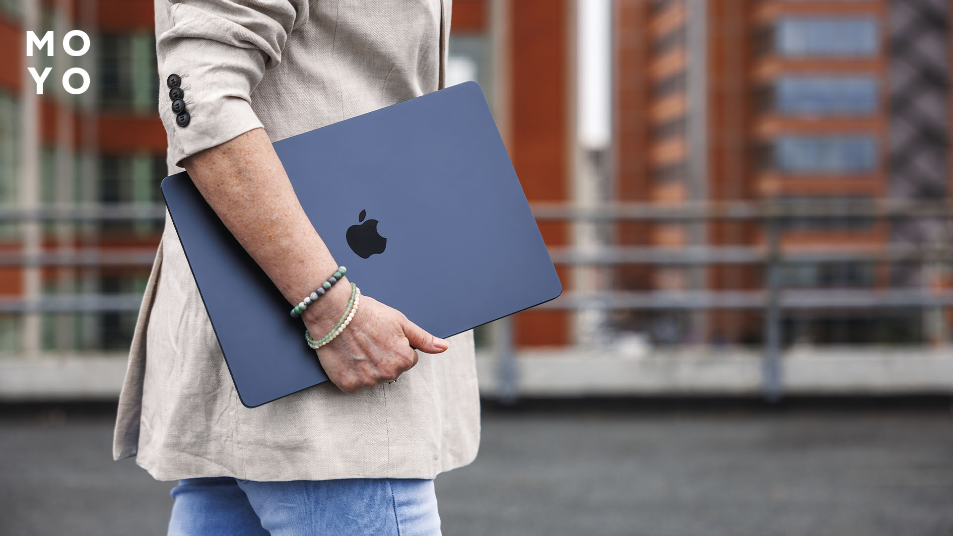 MacBook Air легкий