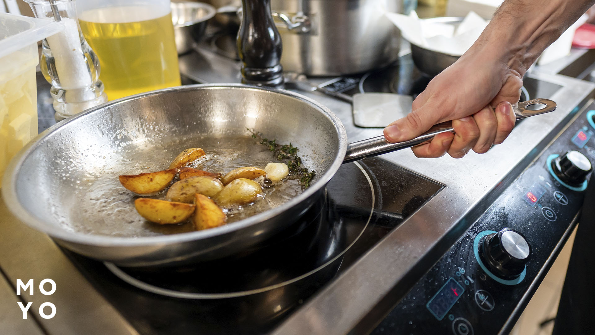 Підсмажування картоплі на сковороді з нержавіючої сталі