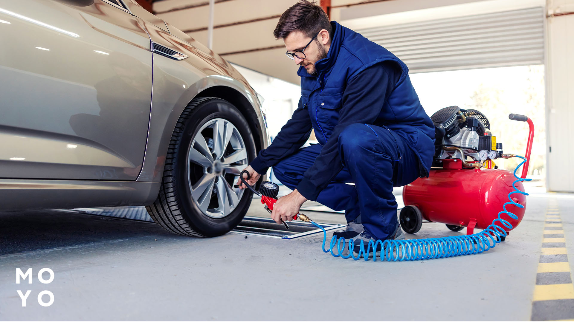 качати шину автокомпресором