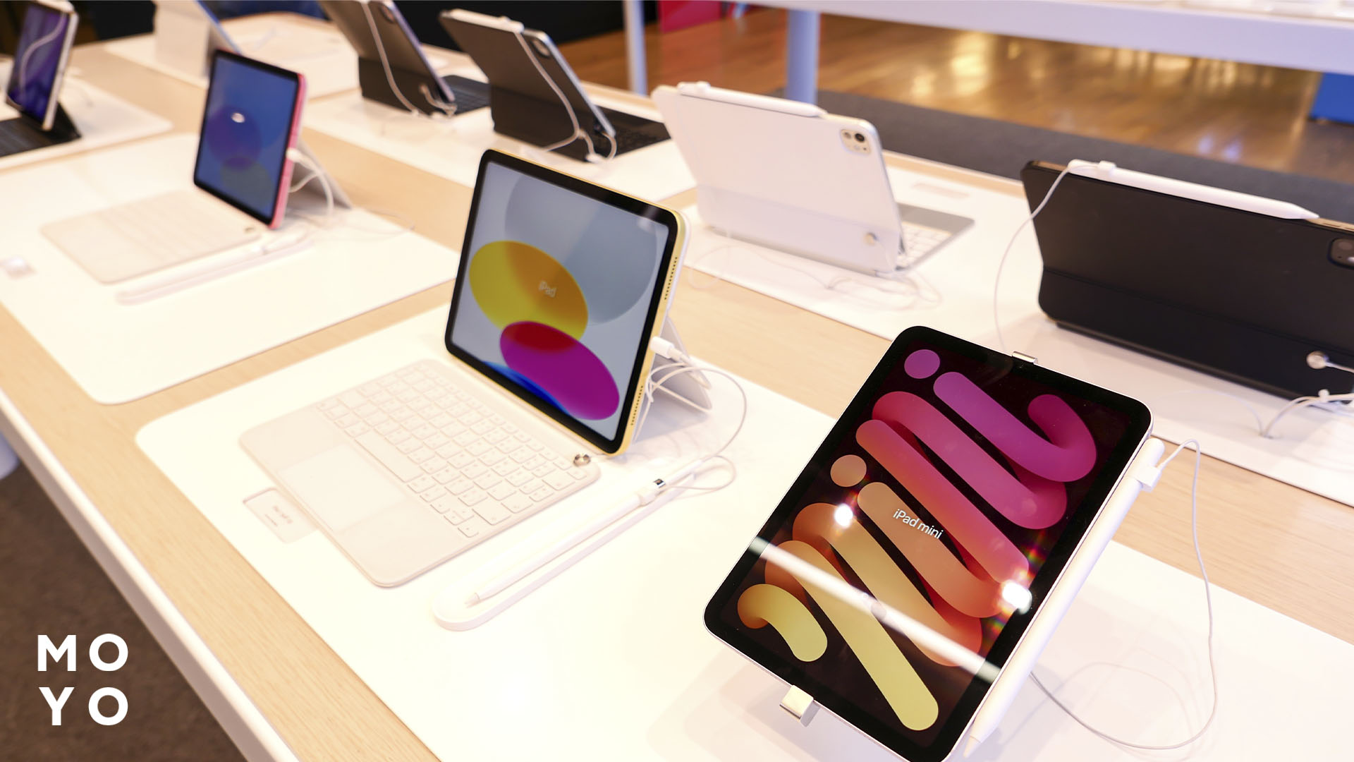 планшеты на прилавке магазина