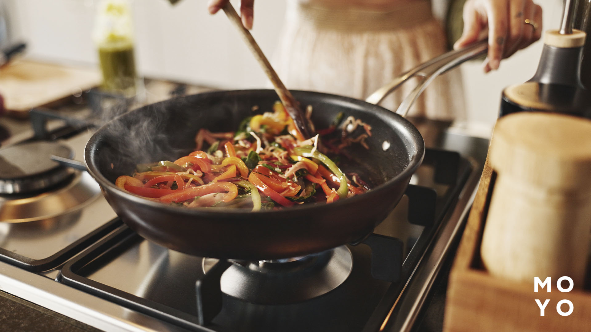 Приготовление овощей в сковороде