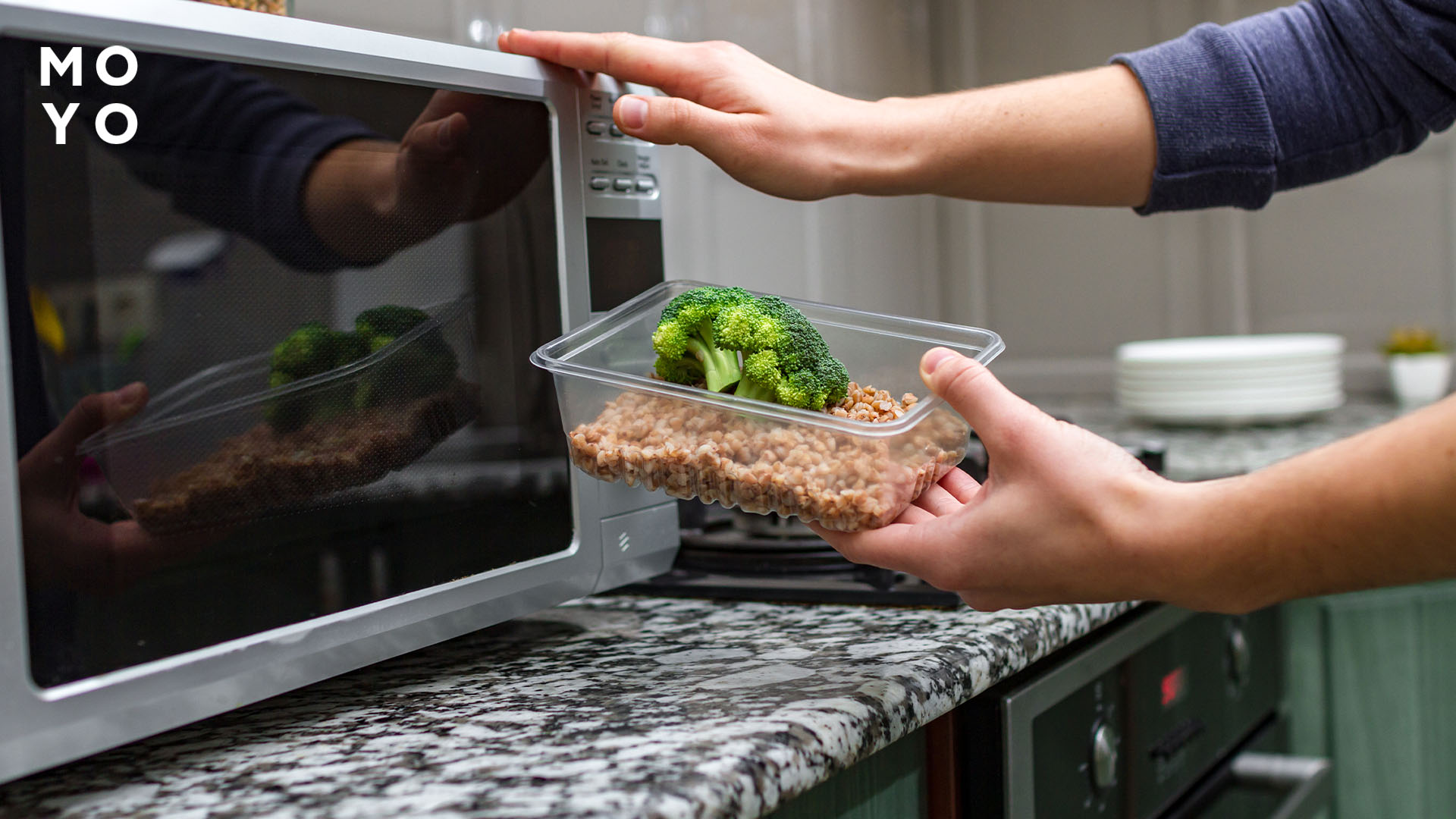 контейнер кладут в микроволновку