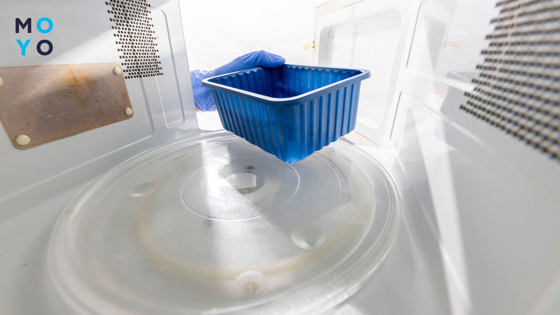 пластиковый контейнер в микропечи