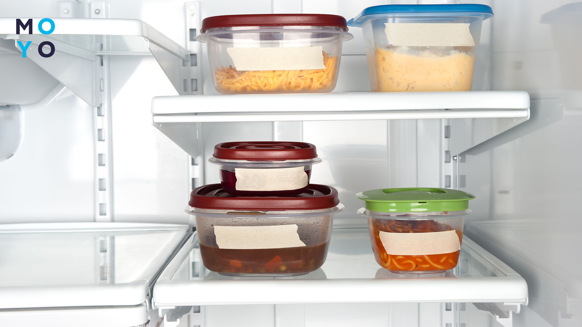 судки з їжею в холодильнику