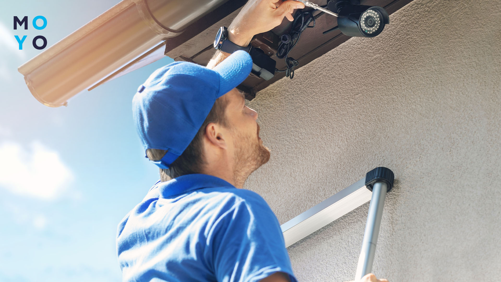 установка камеры наблюдения под крышей