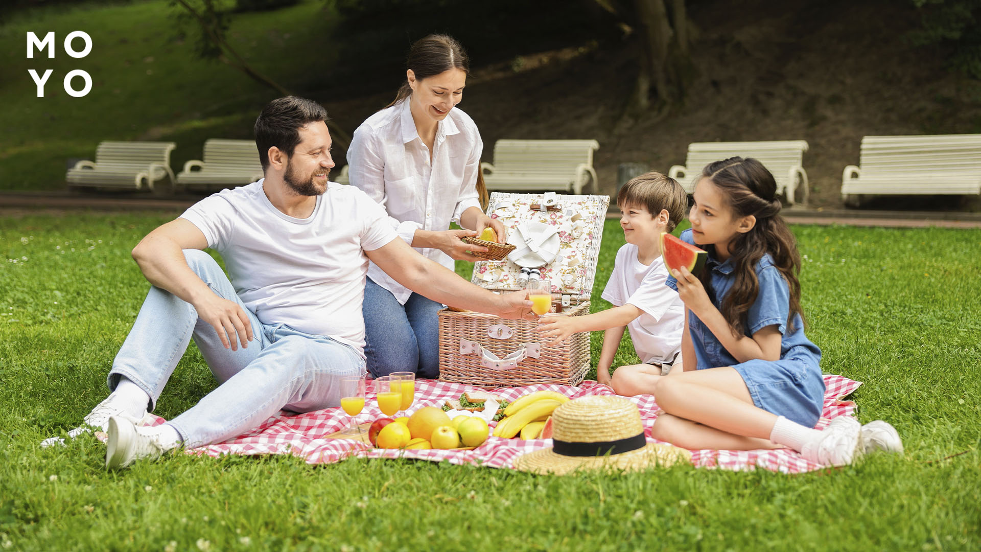 Сім'я відпочиває на природі