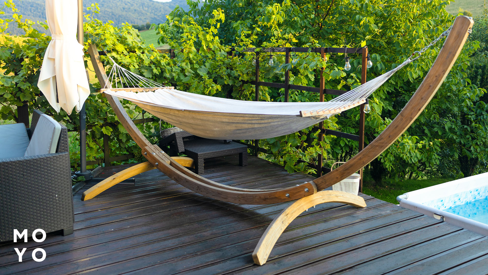 Каркасний гамак на терасі