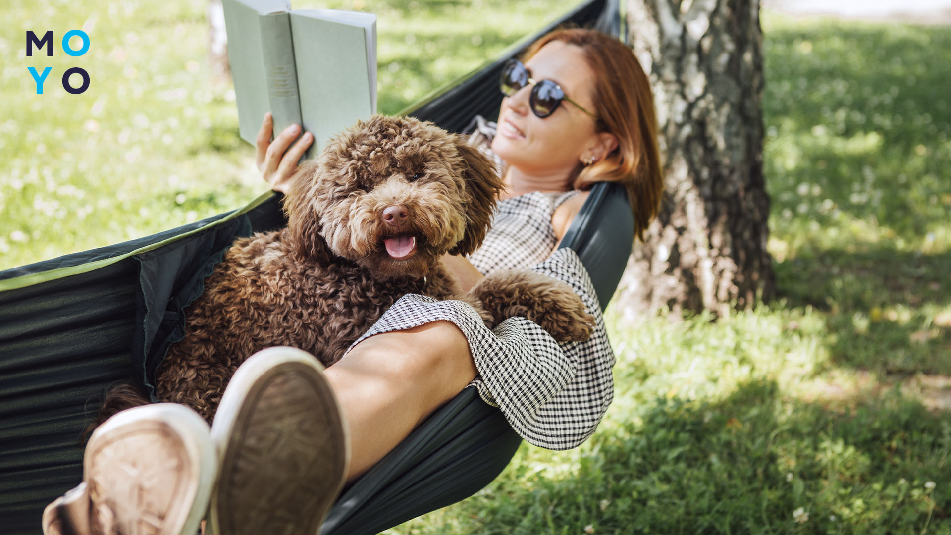 Дівчина читає у гамаку