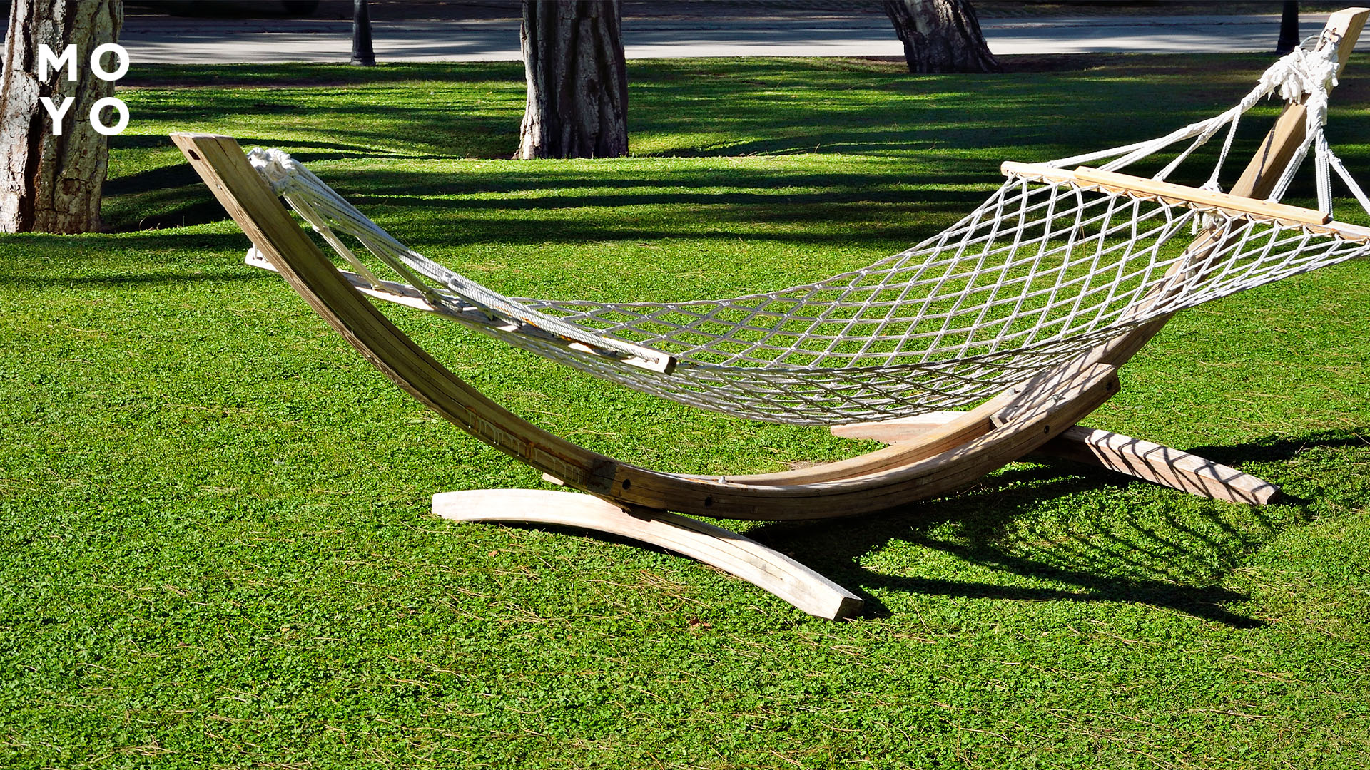 Стаціонарний гамак з дерев'яною конструкцією