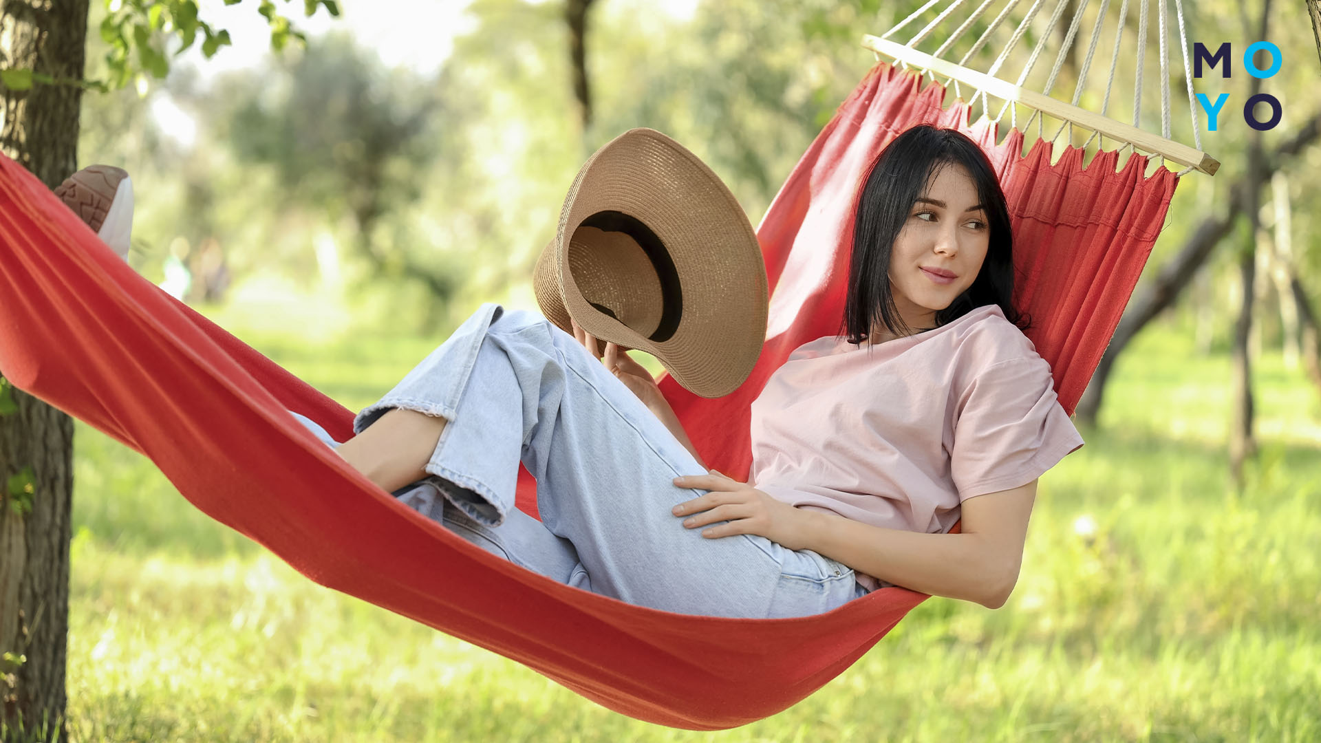 Дівчина відпочиває у гамаку