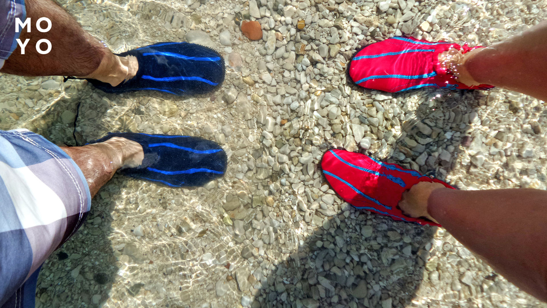 Люди зайшли у воду в аквавзутті