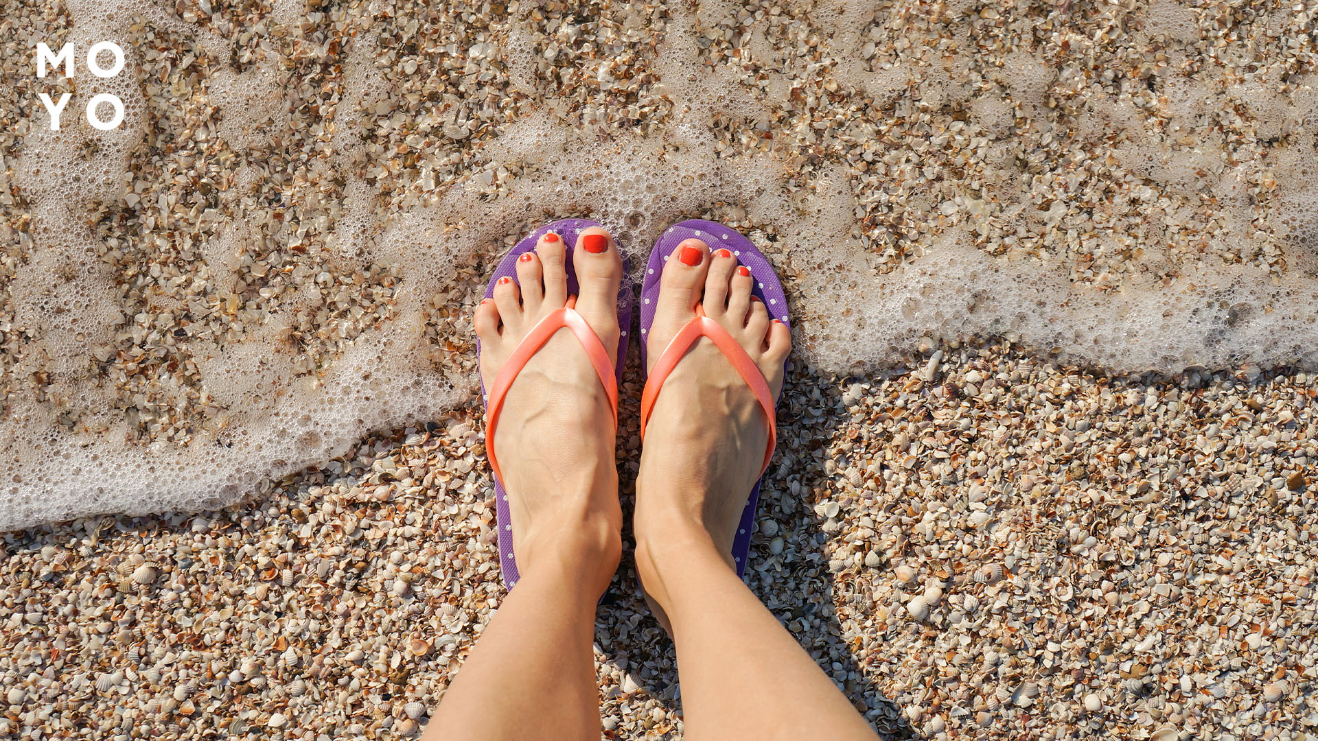 Пляжні шльопання на ногах дівчини