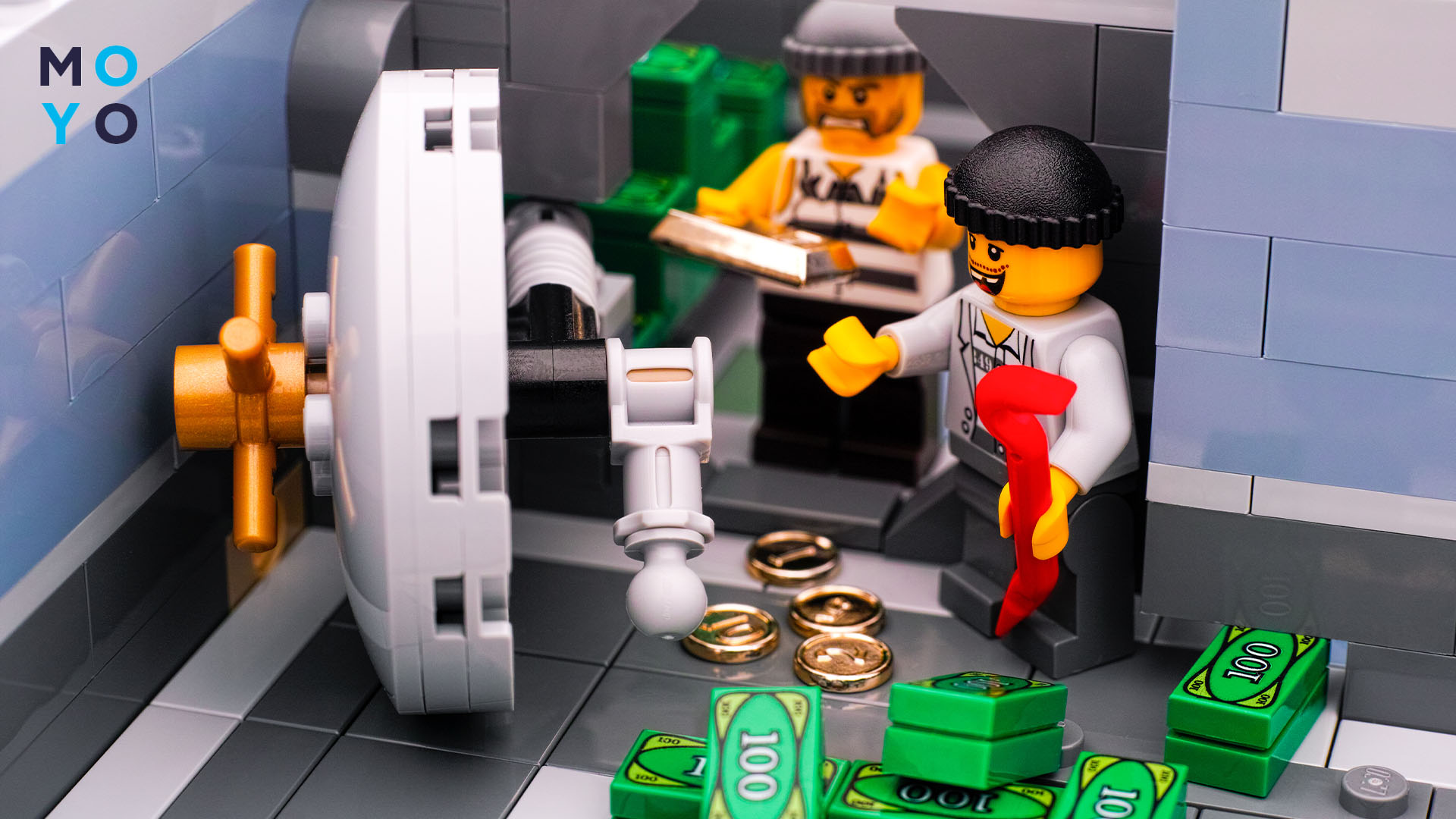 дверь с кодовым замком в игрушечном сейфе