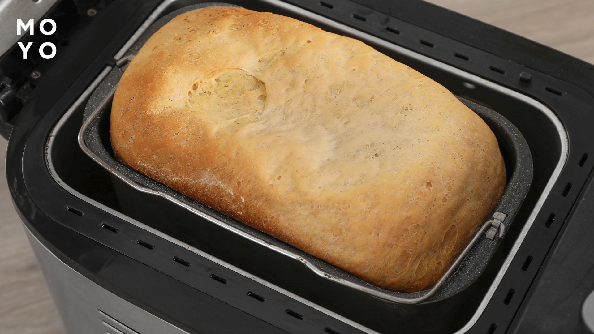 Хлебопечка и 2 хлеба