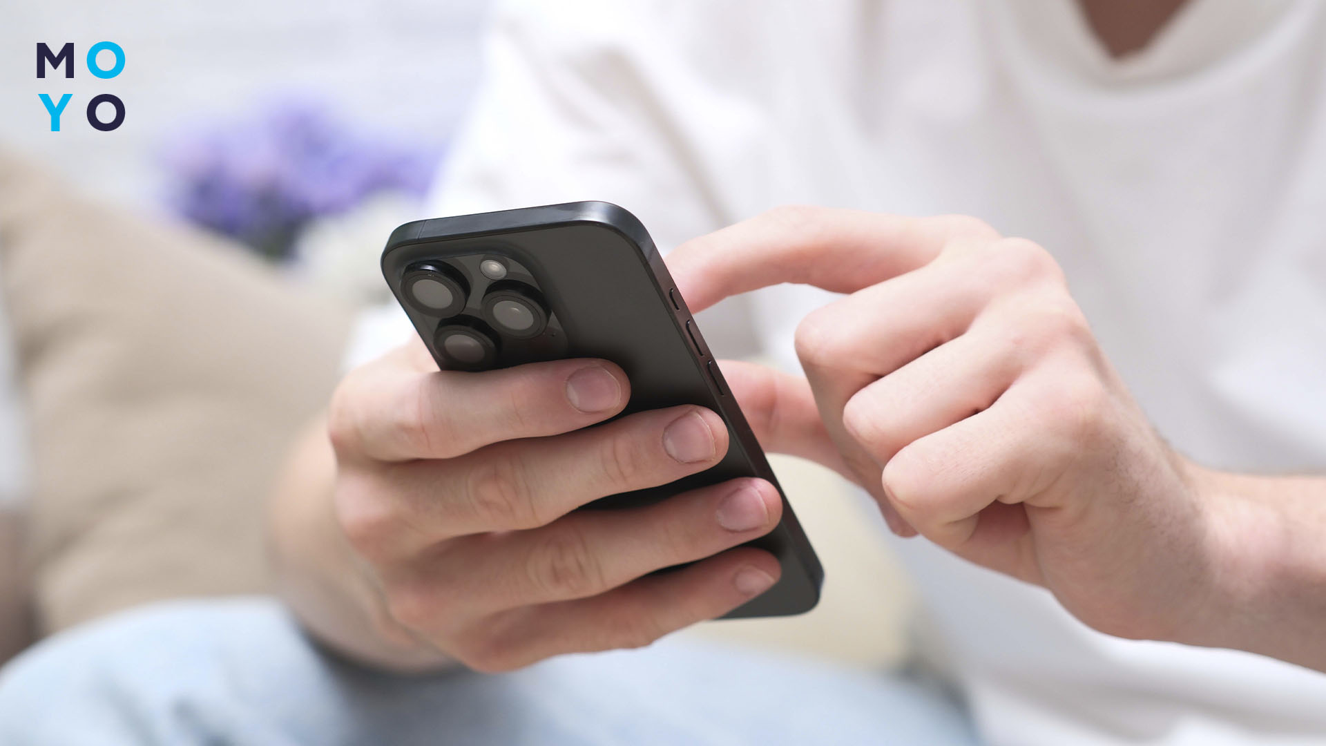 iPhone в руках