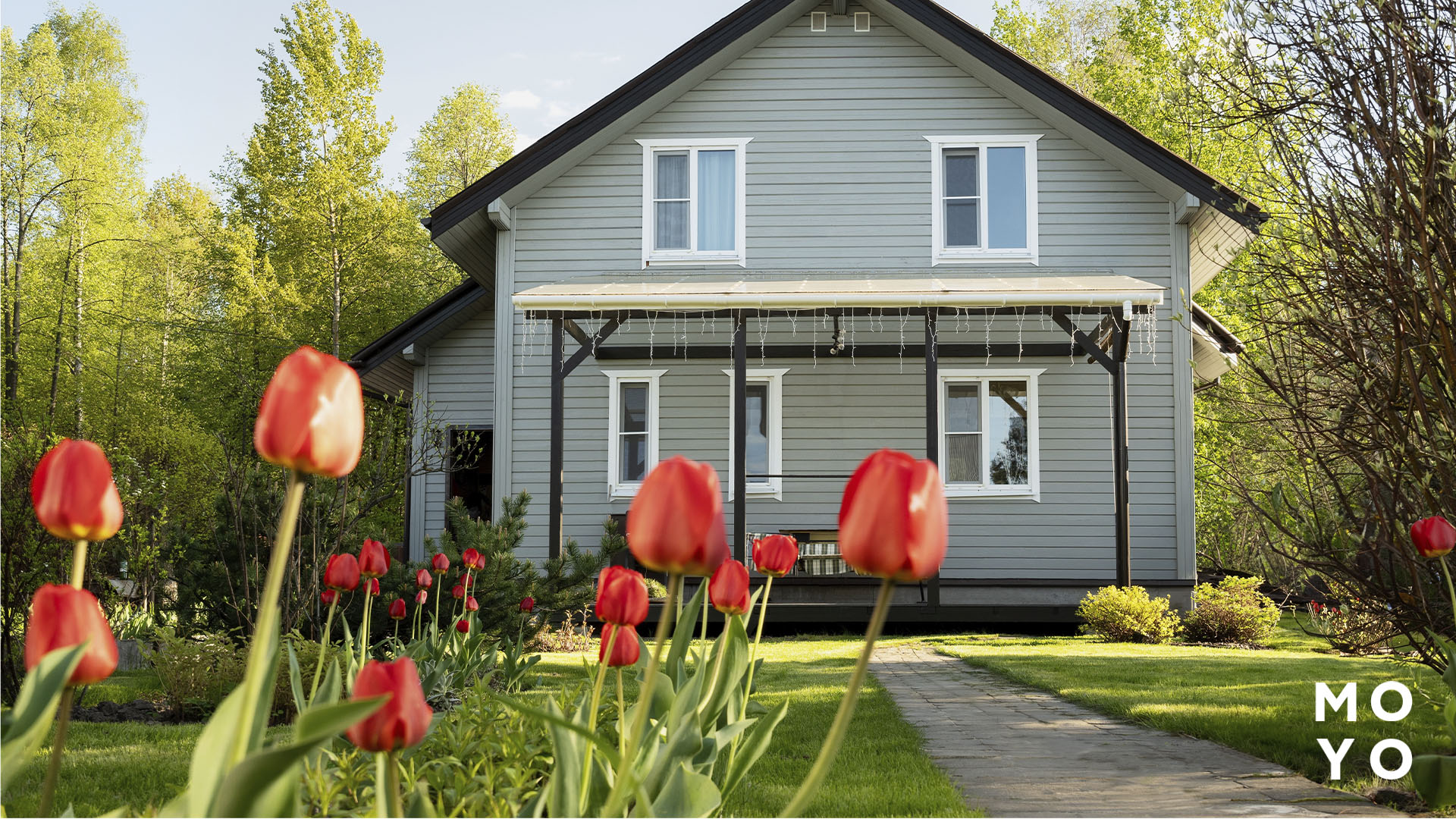 Дом за городом среди дикой природы