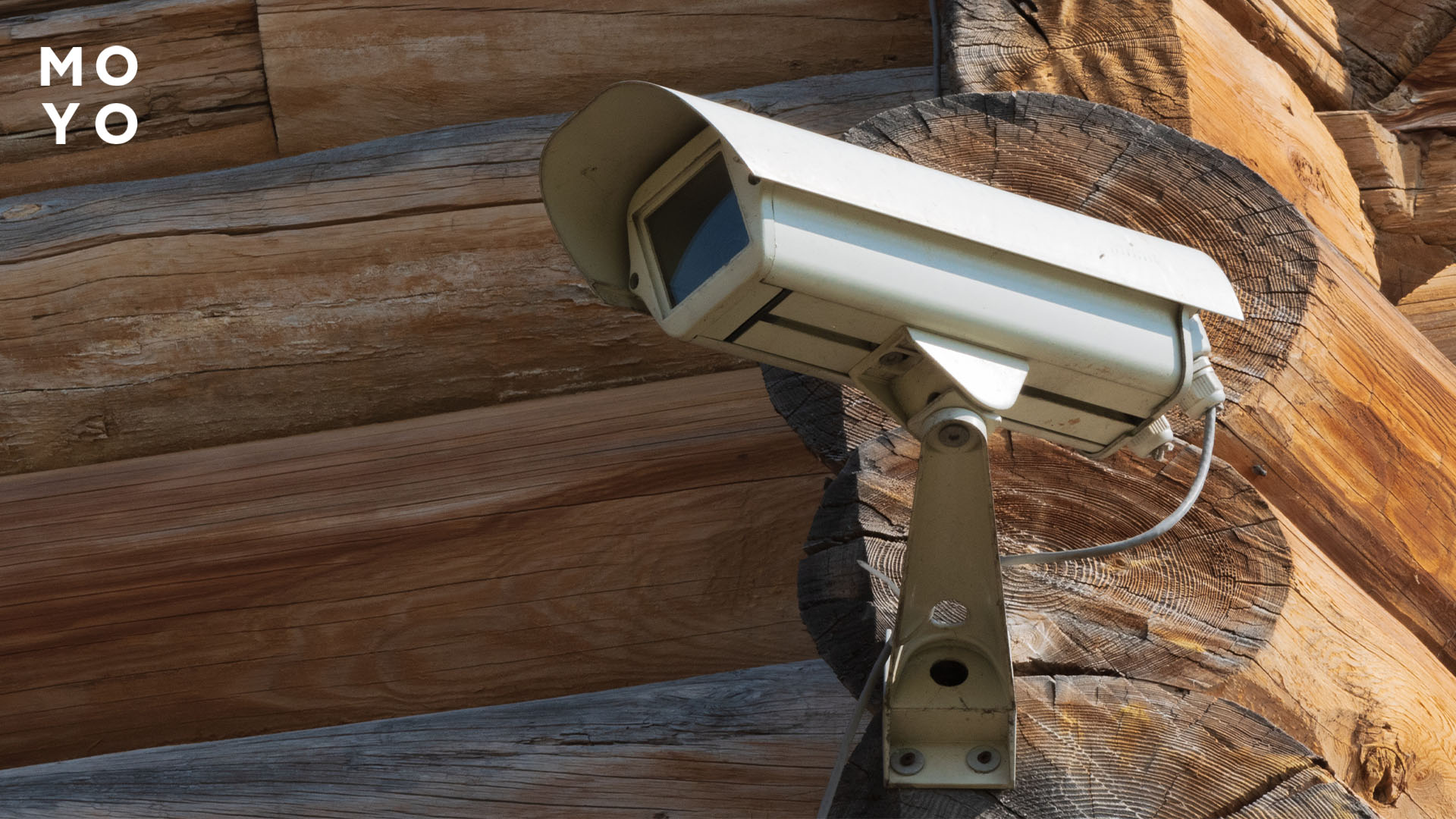 Камера видеонаблюдения на дачном домике