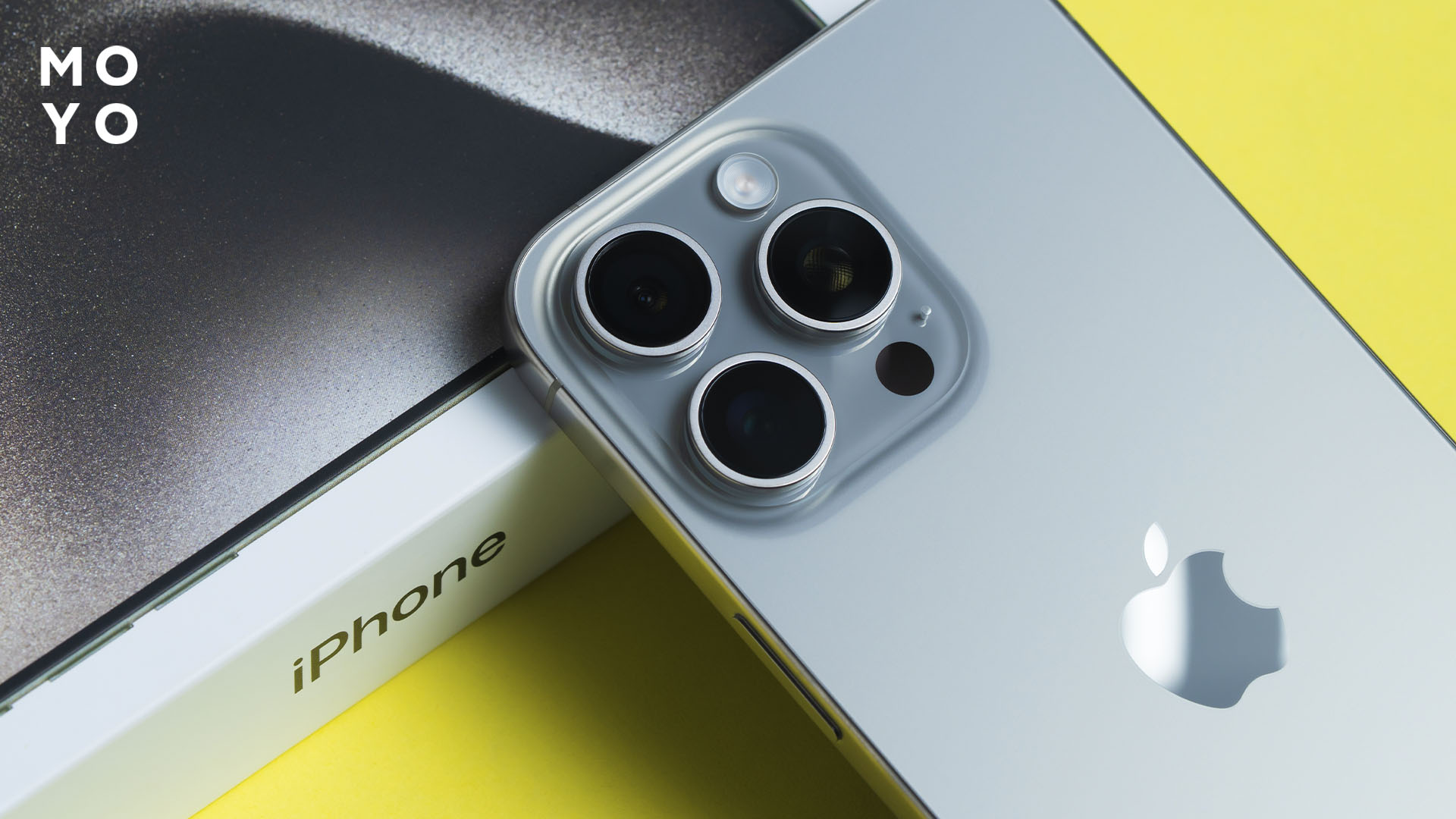 Айфон и упаковочная коробка