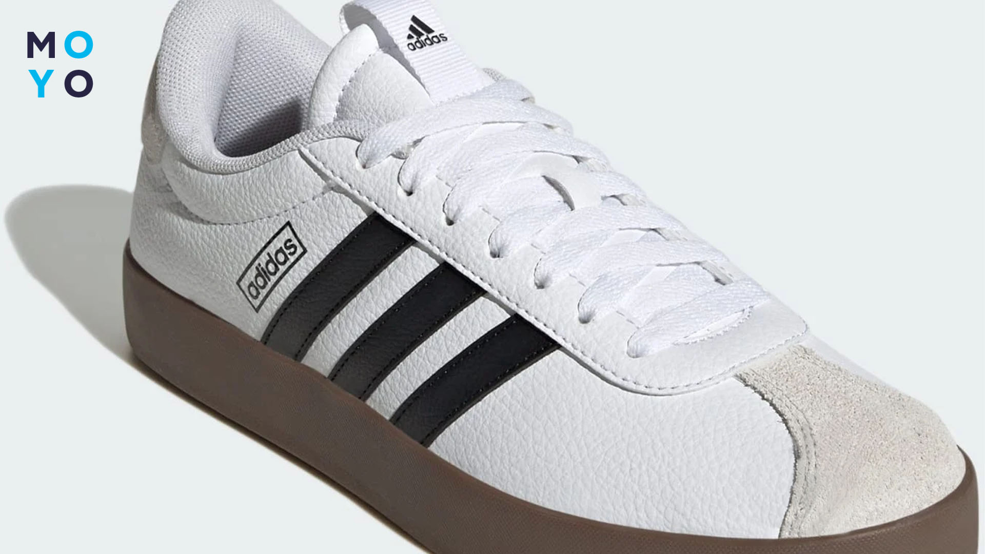 Тенісні кросівки у білому кольорі