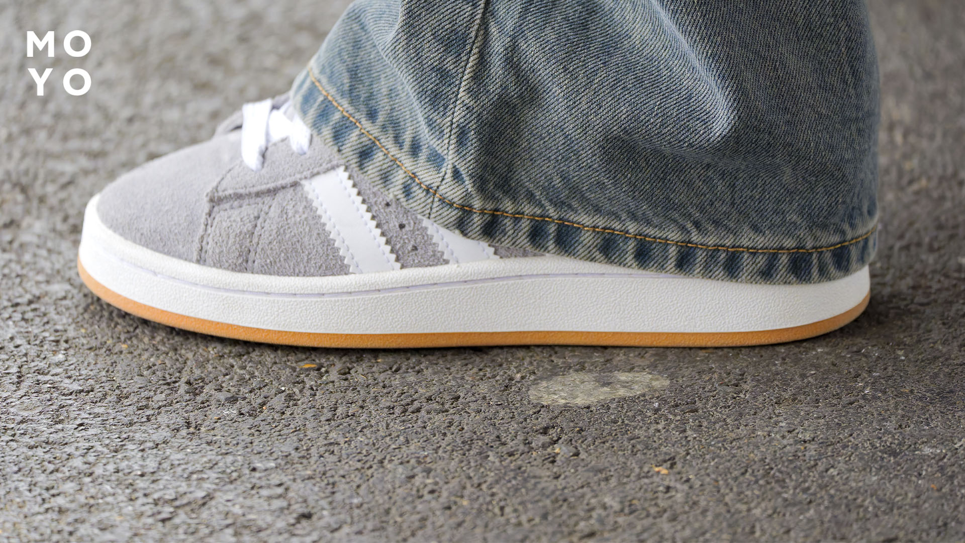 Кросівки Adidas Campus у поєднанні з вільними джинсами