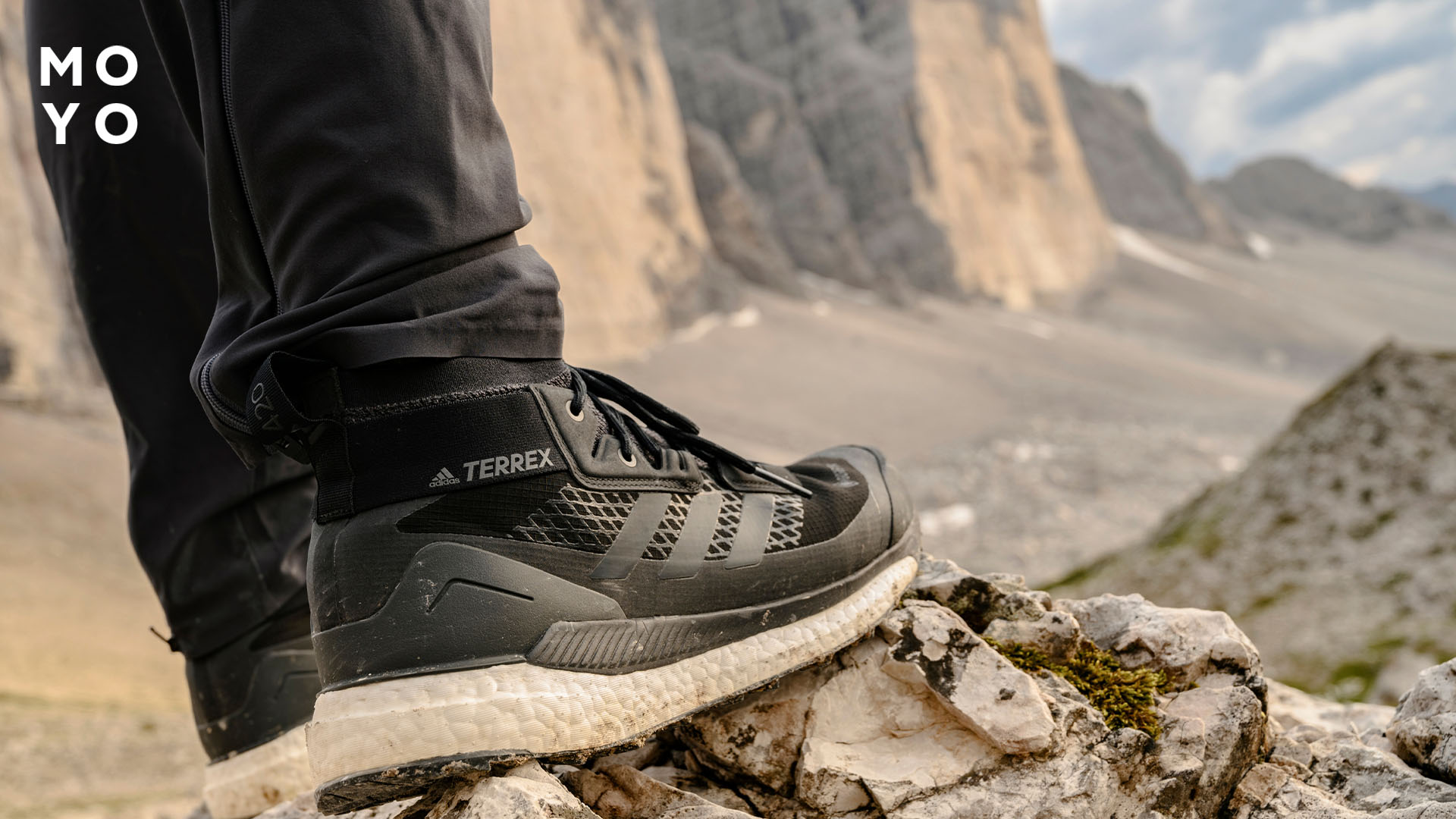 Кроссовки Adidas Terrex с черным верхом и белой подошвой