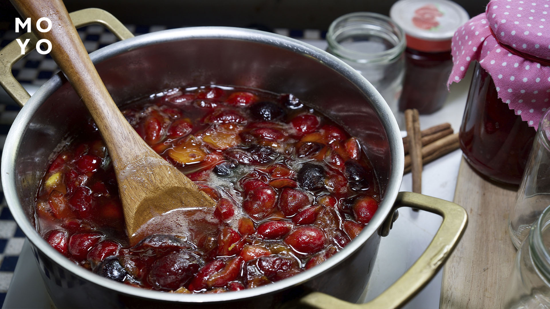 варення варять у каструлі