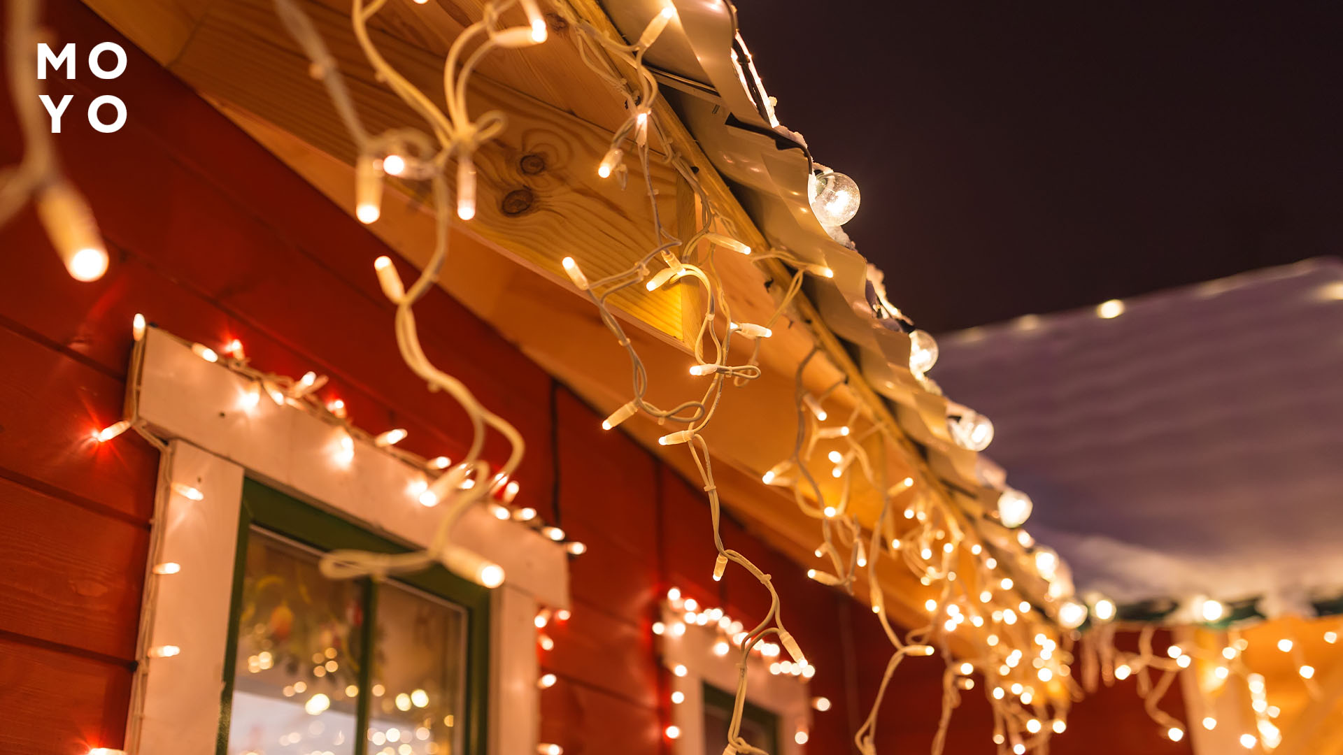 гирлянда на фасаде дома